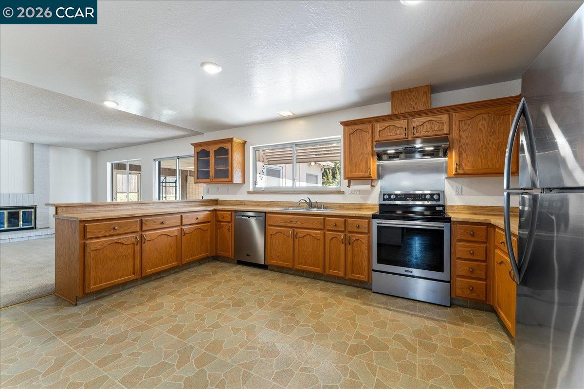124 Chestnut Dr, Hercules CA 94547 — photo 12