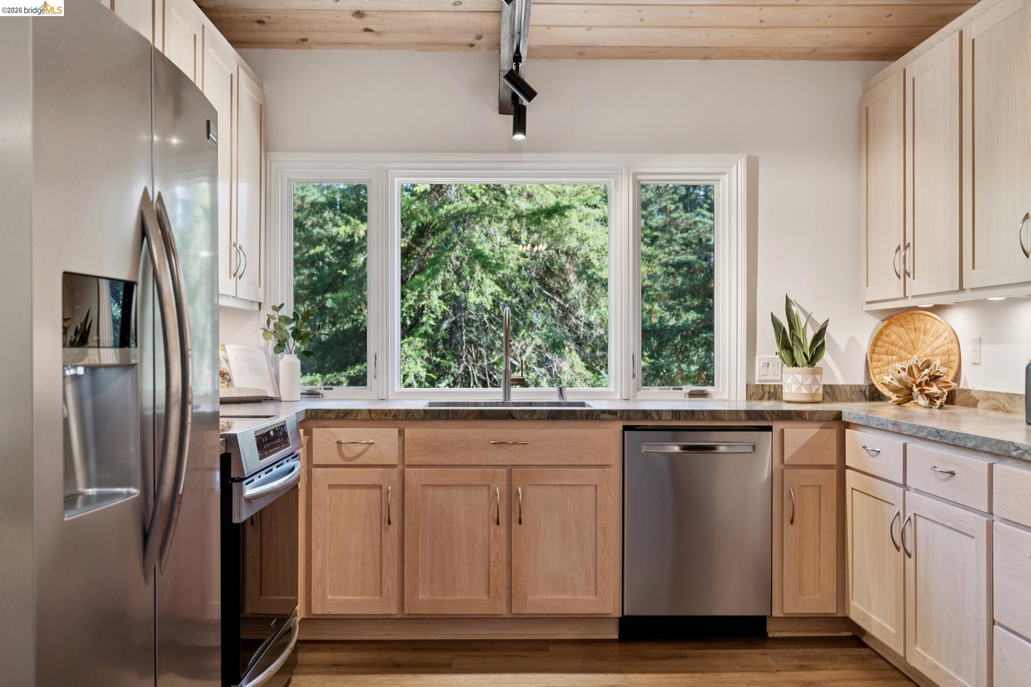 6040 Chelton Dr, Oakland CA 94611 — photo 17