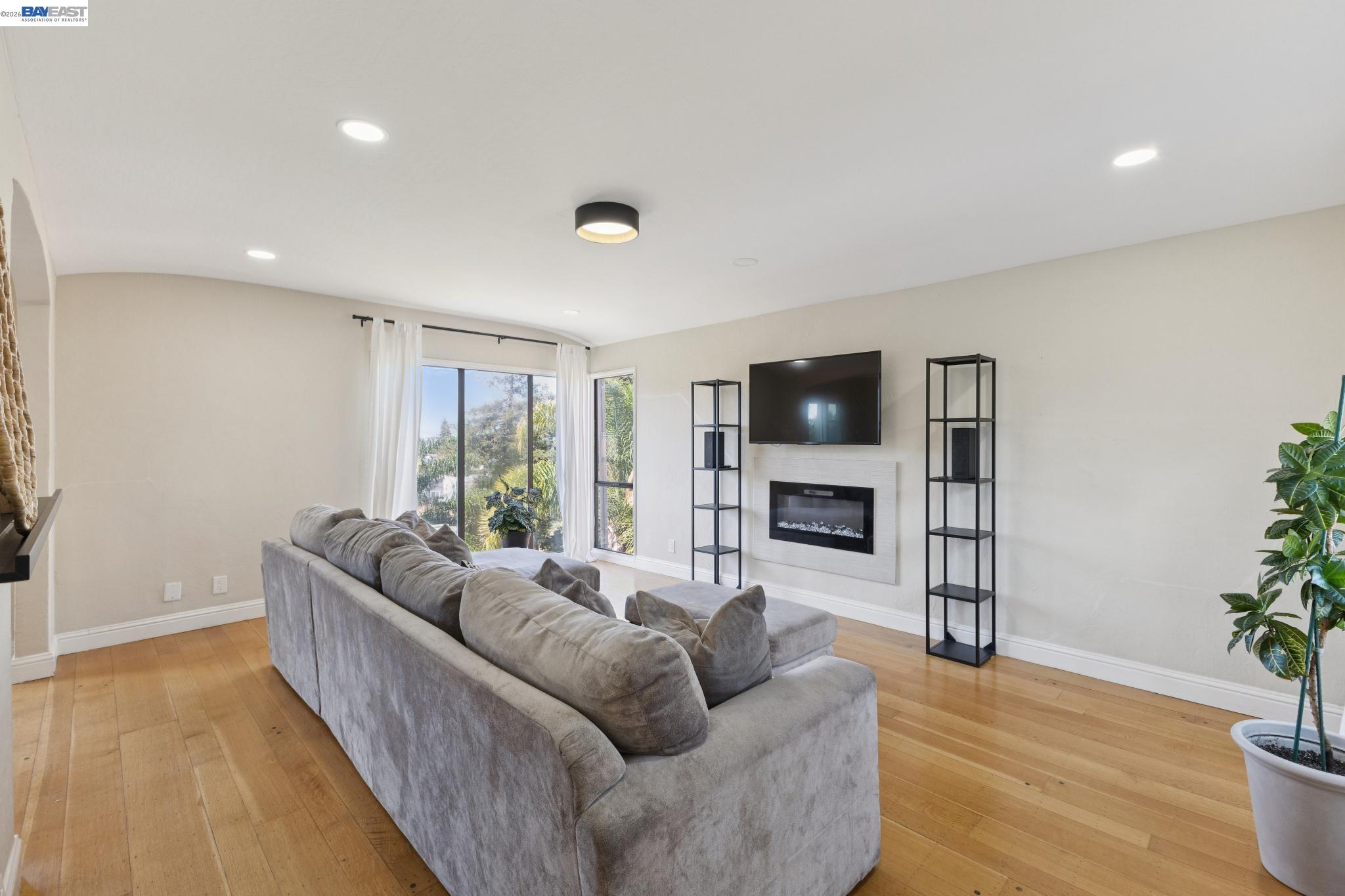 8233 Golf Links Rd, Oakland CA 94605 — photo 7