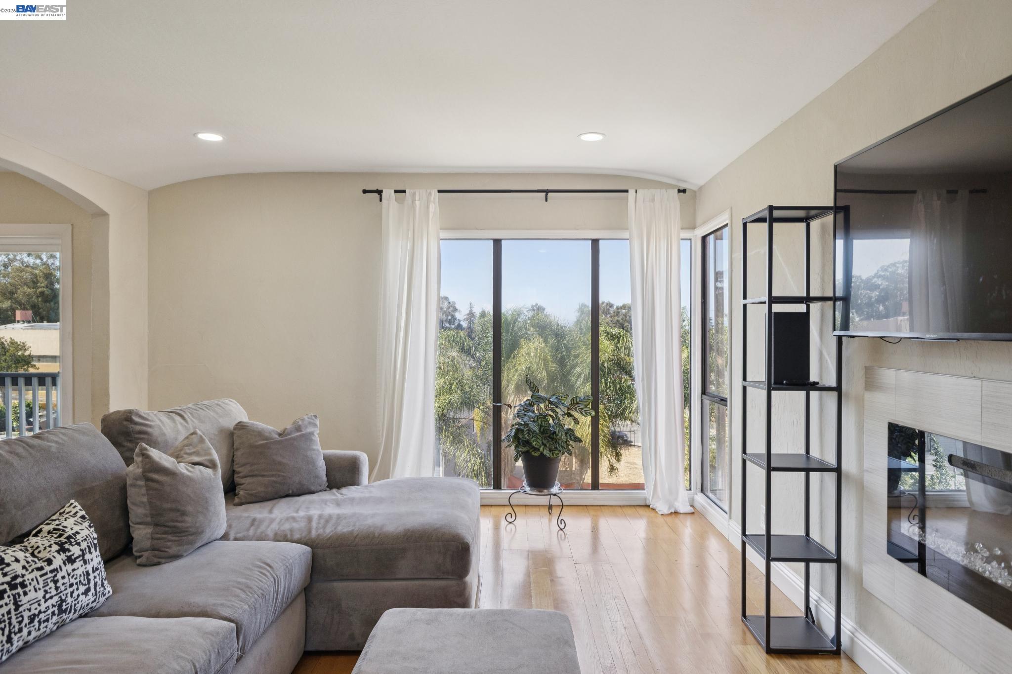 8233 Golf Links Rd, Oakland CA 94605 — photo 9