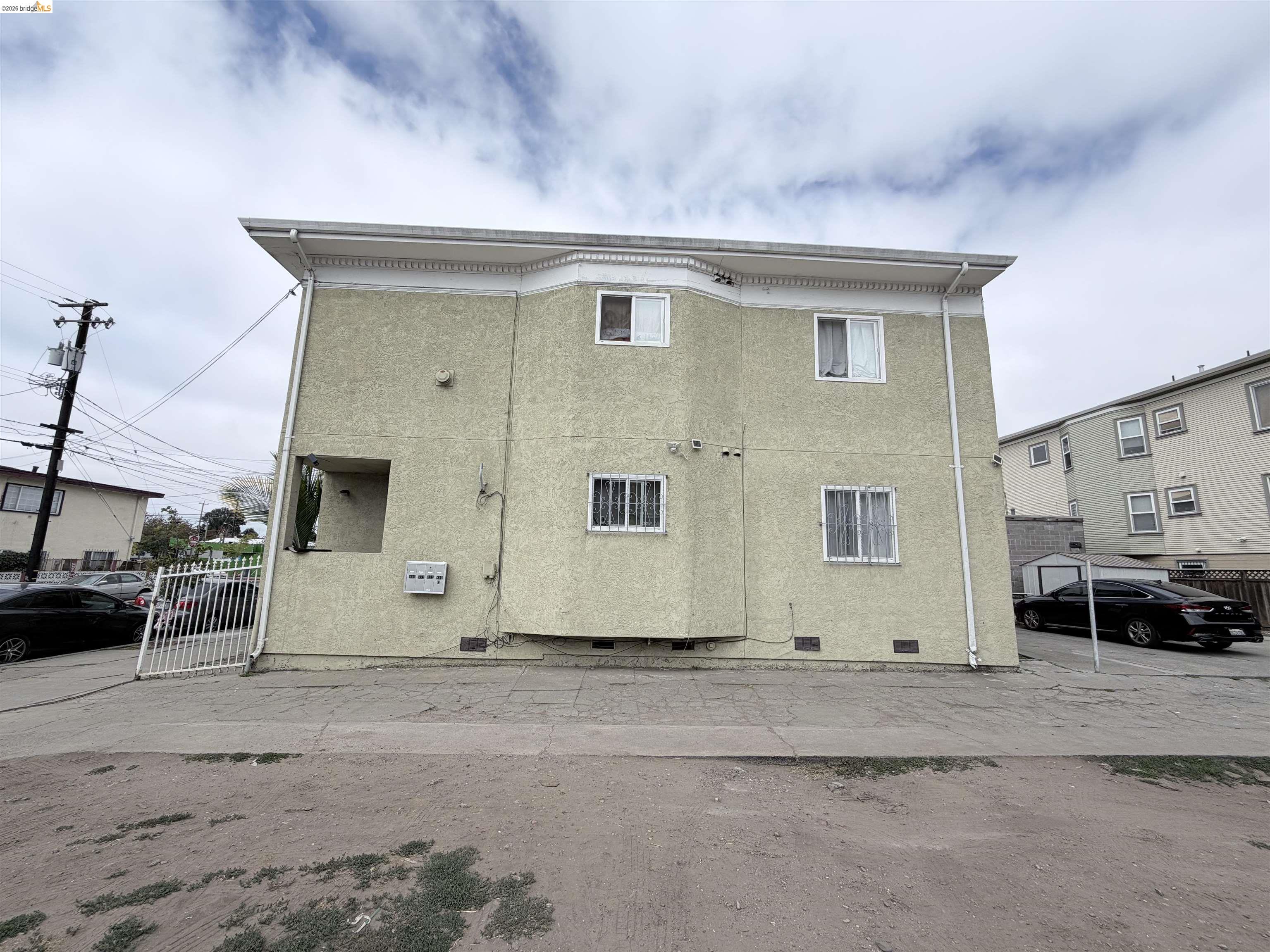 890 31St St, Oakland CA 94608 — photo 2