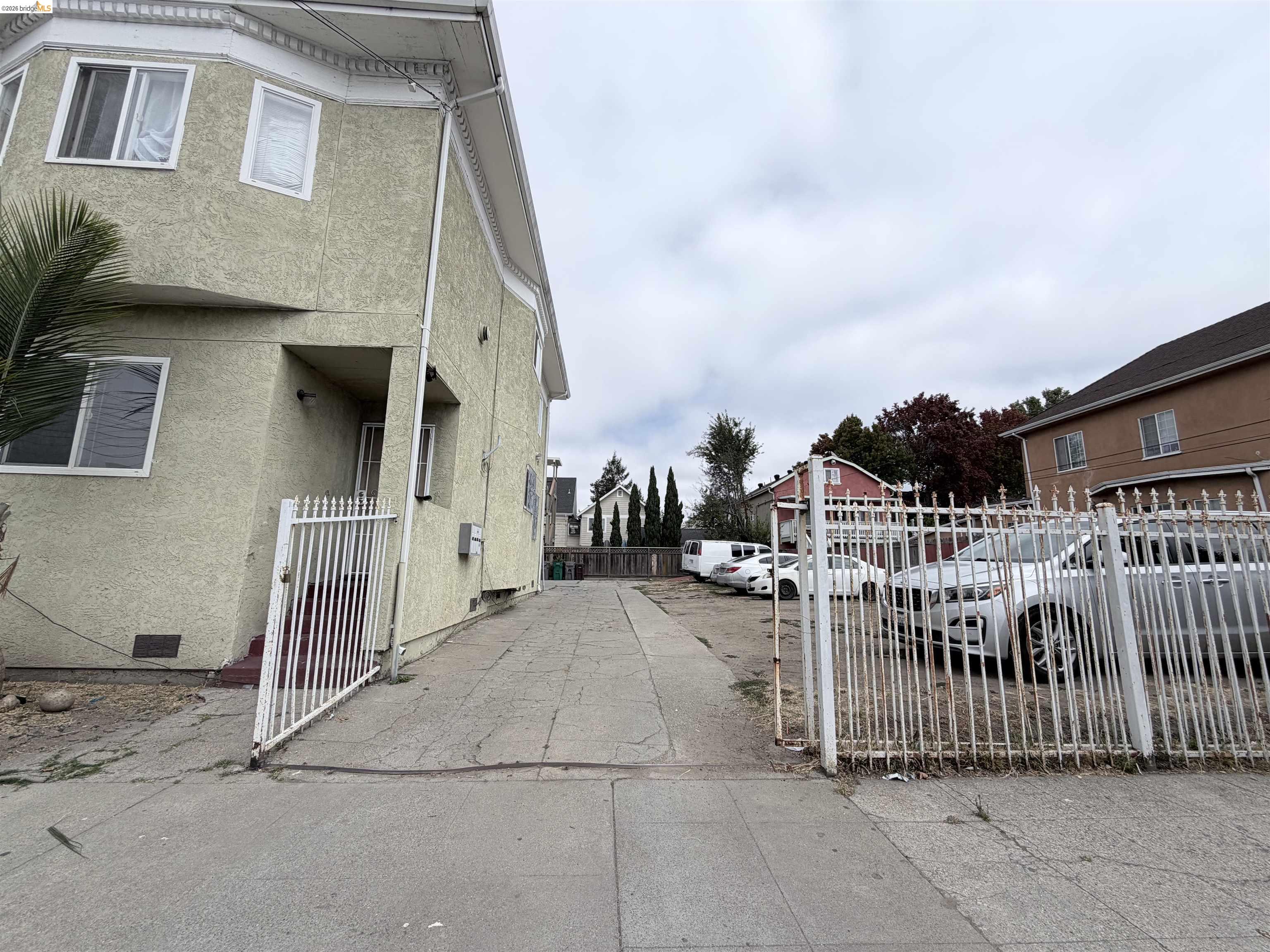890 31St St, Oakland CA 94608 — photo 4
