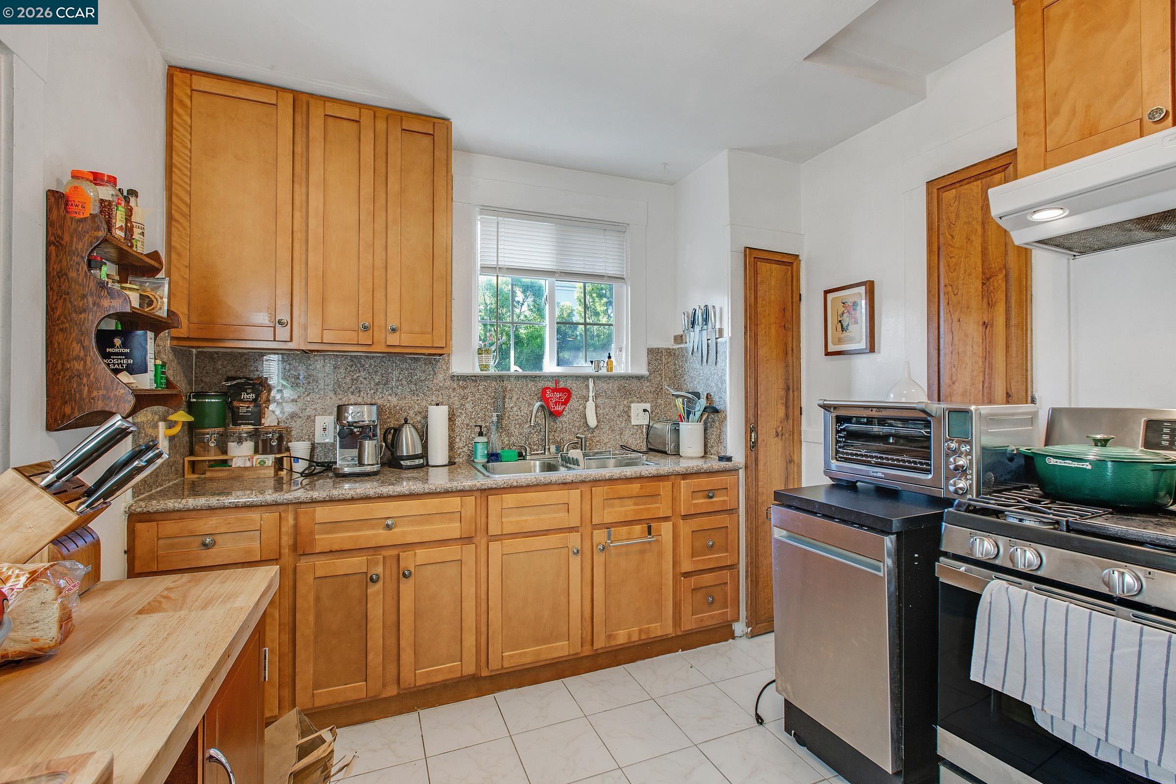 985 39 Street, Oakland CA 94608 — photo 10