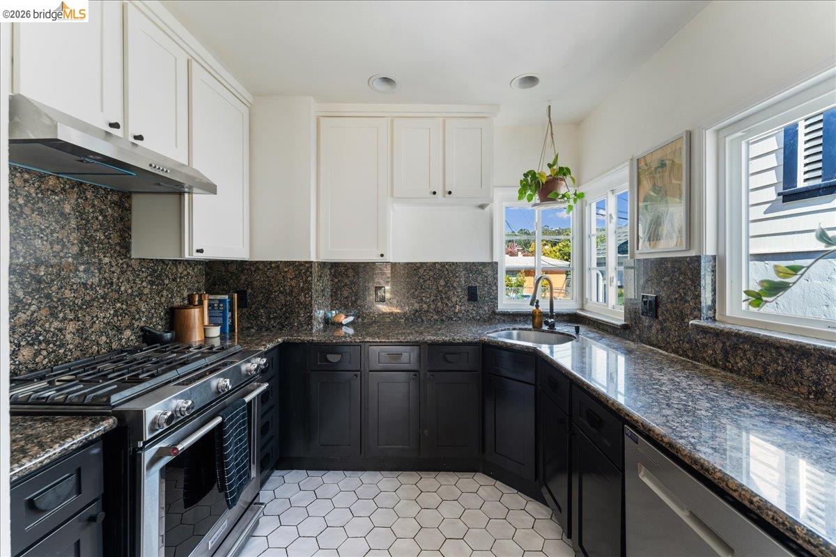 5327 Brann St, Oakland CA 94619 — photo 10