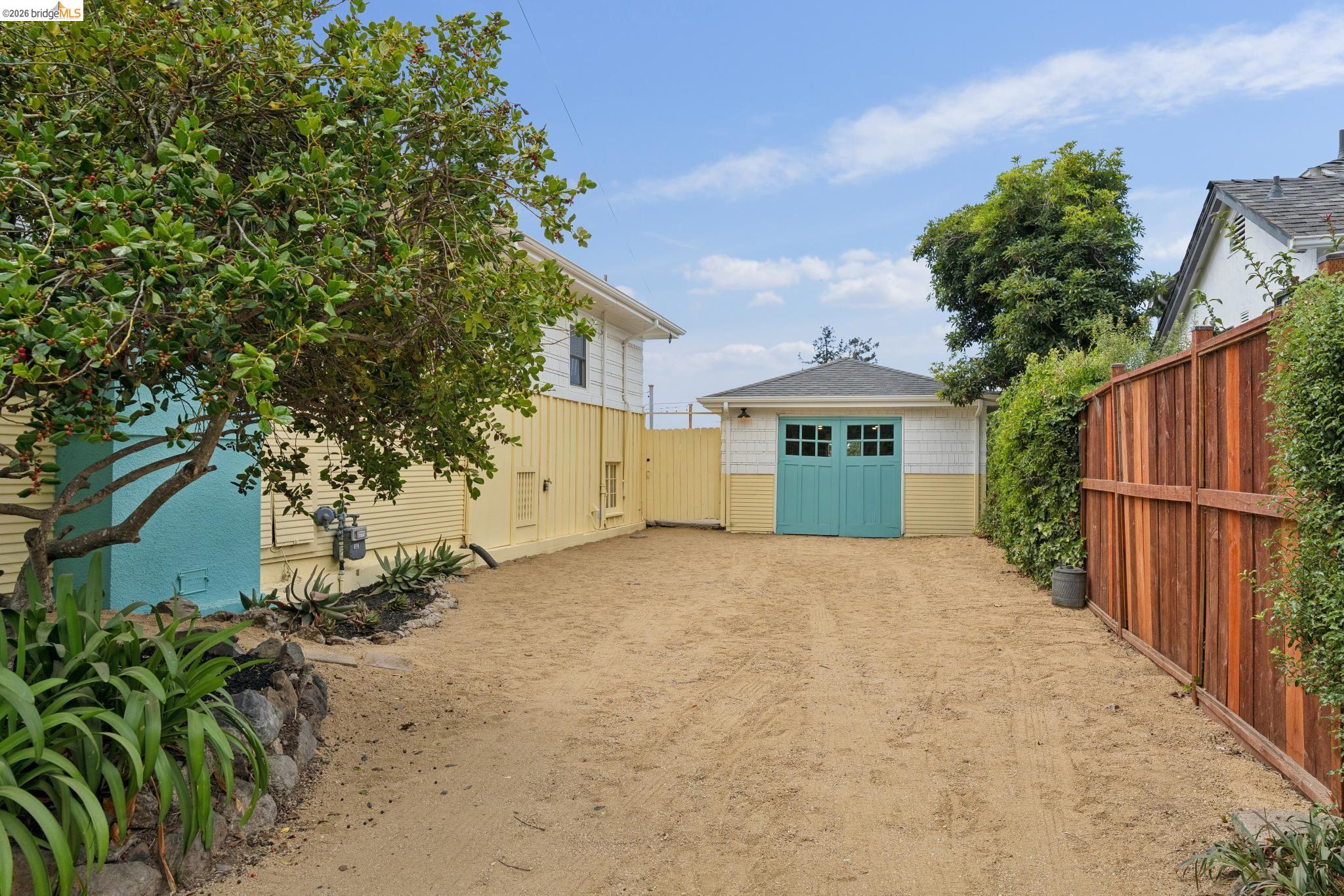 7201 Sunkist Dr, Oakland CA 94605 — photo 5