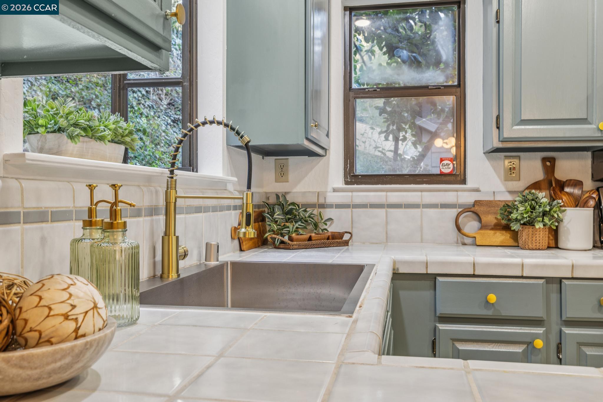 6480 Oakwood Dr, Oakland CA 94611 — photo 12
