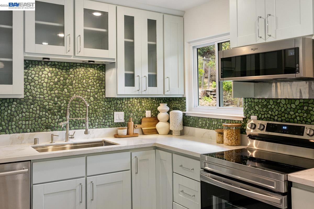 6625 Thornhill Dr, Oakland CA 94611 — photo 13