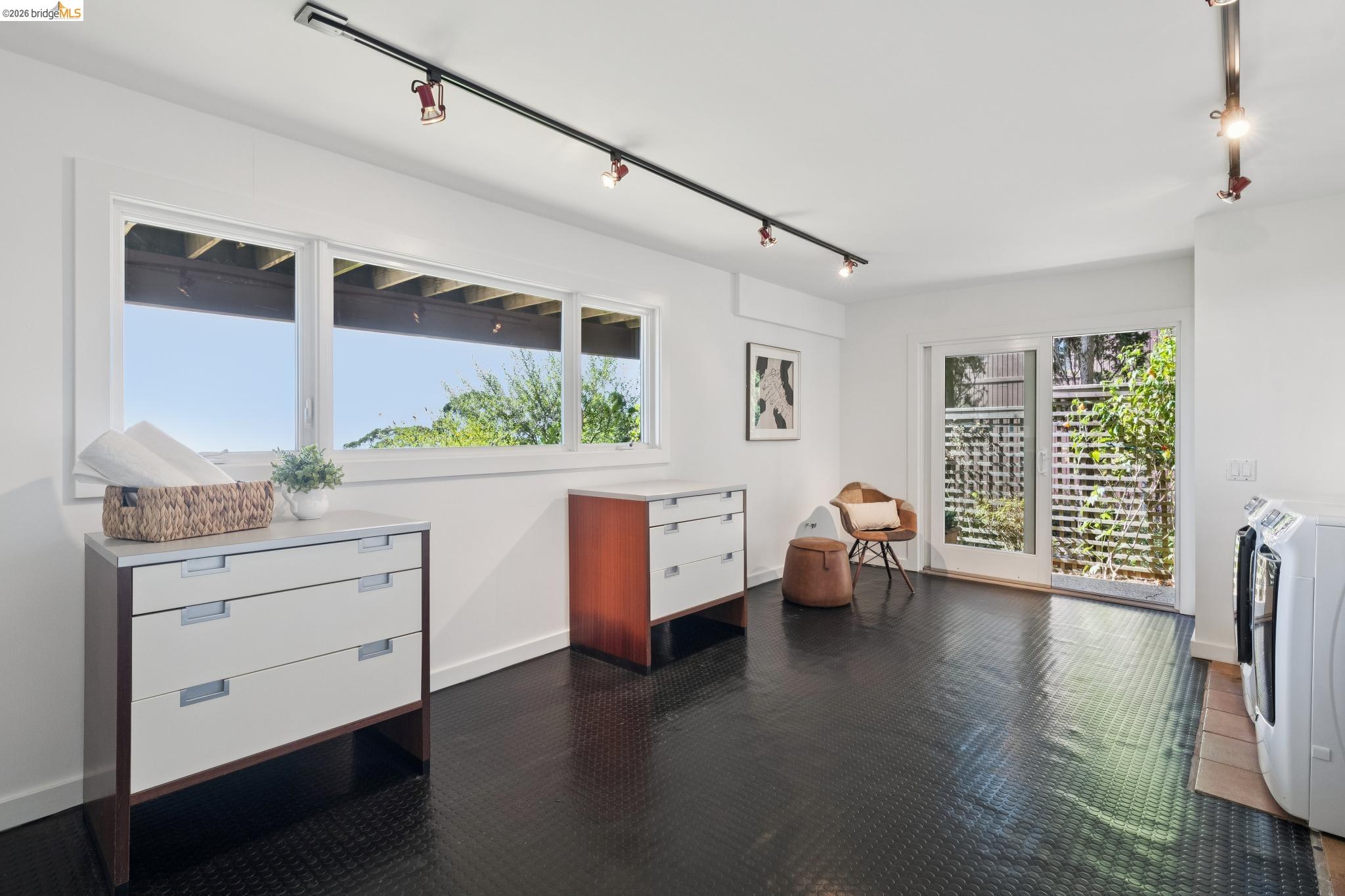 17 Senior Ave