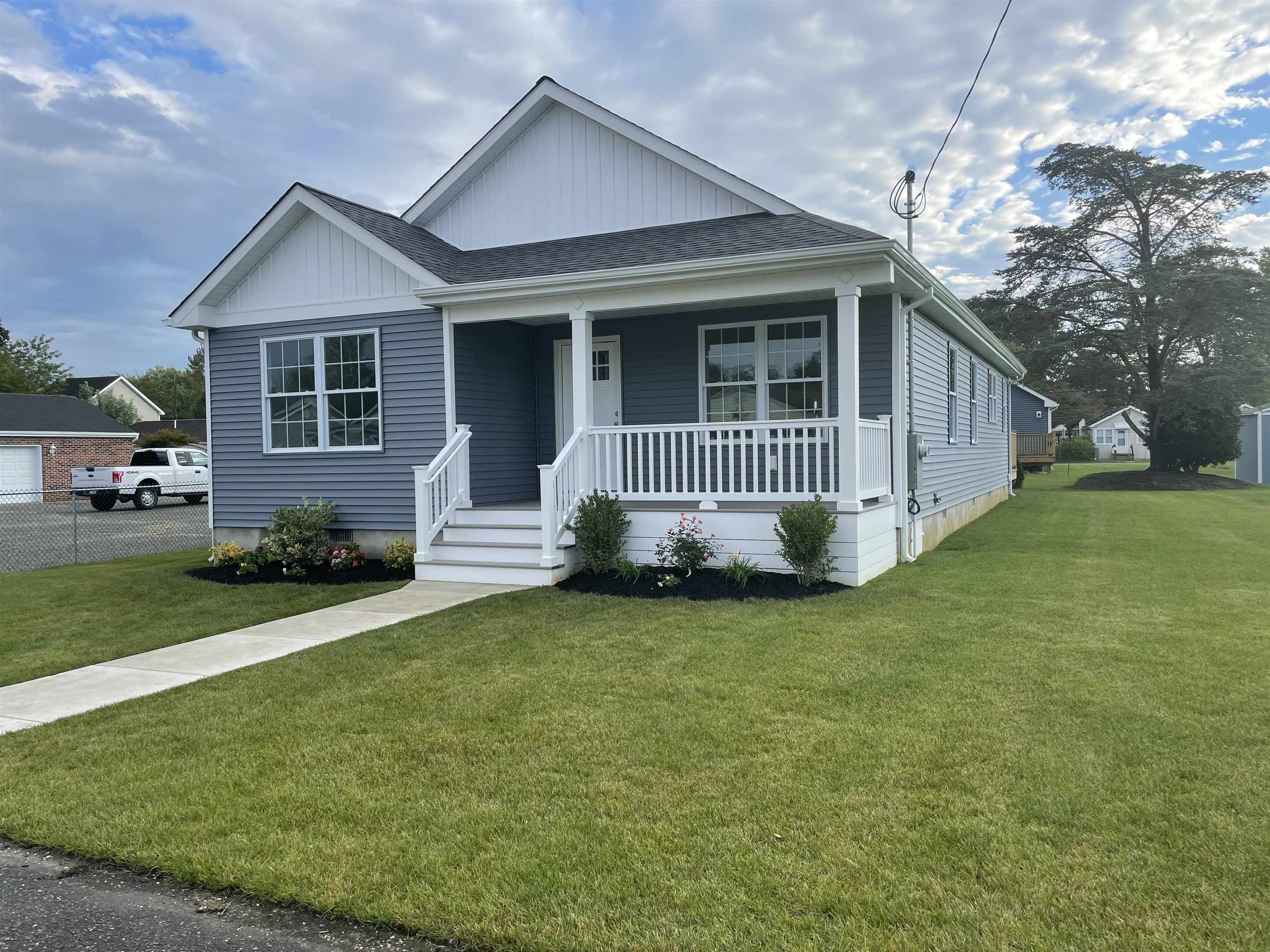 216 Pinetree Drive - Picture 1