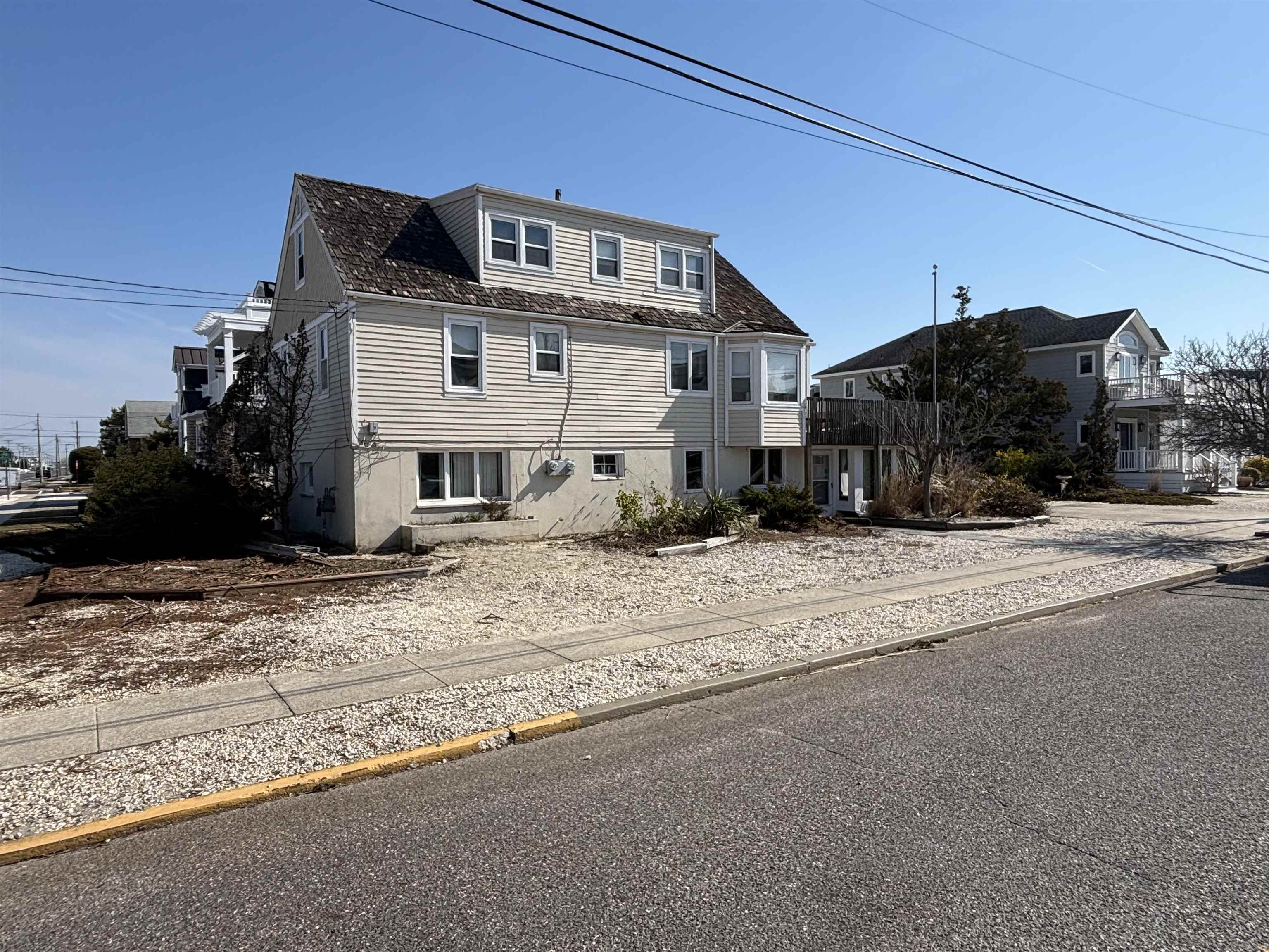 1889 Avalon Avenue - Picture 1