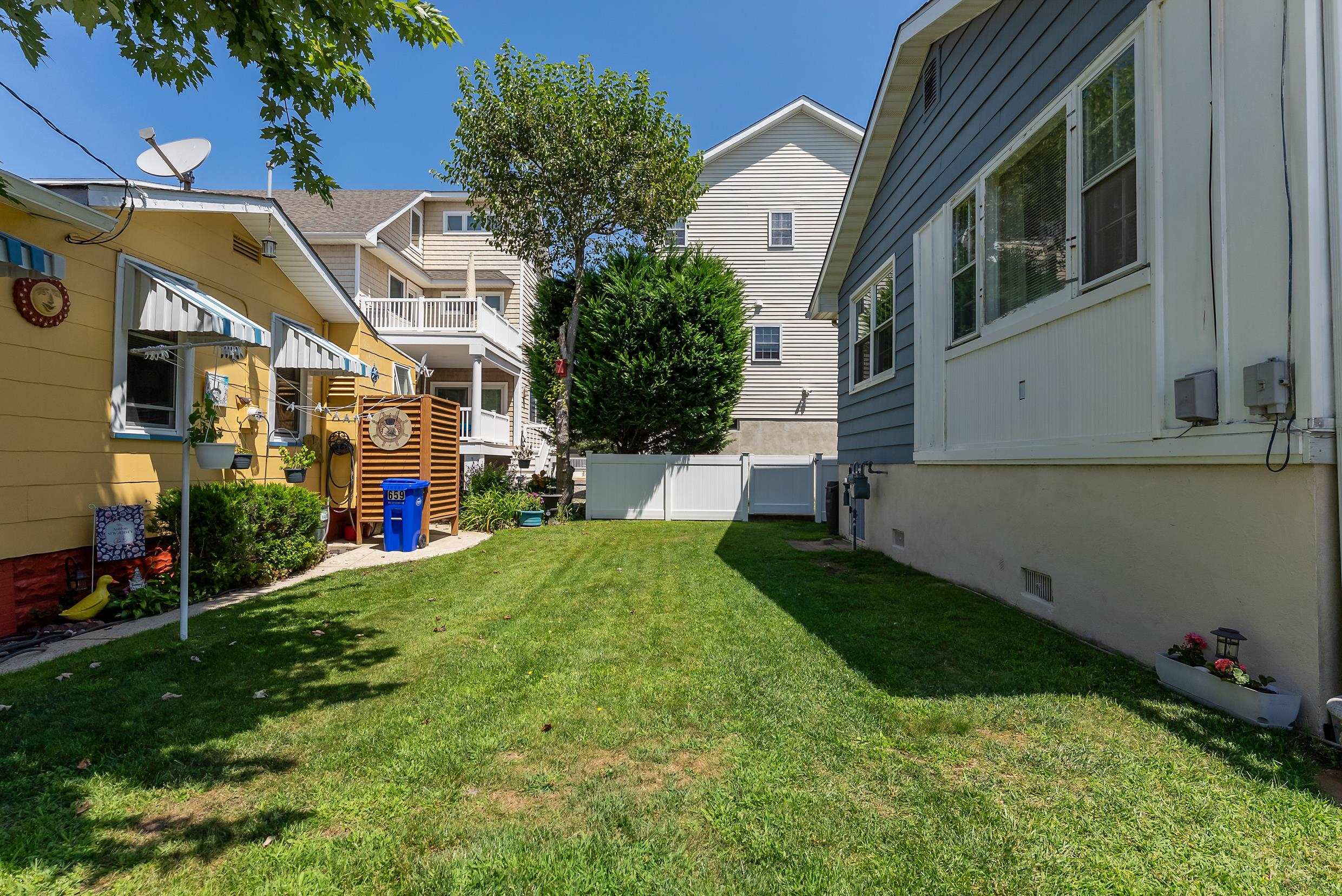 647 Barry Road - Picture 2