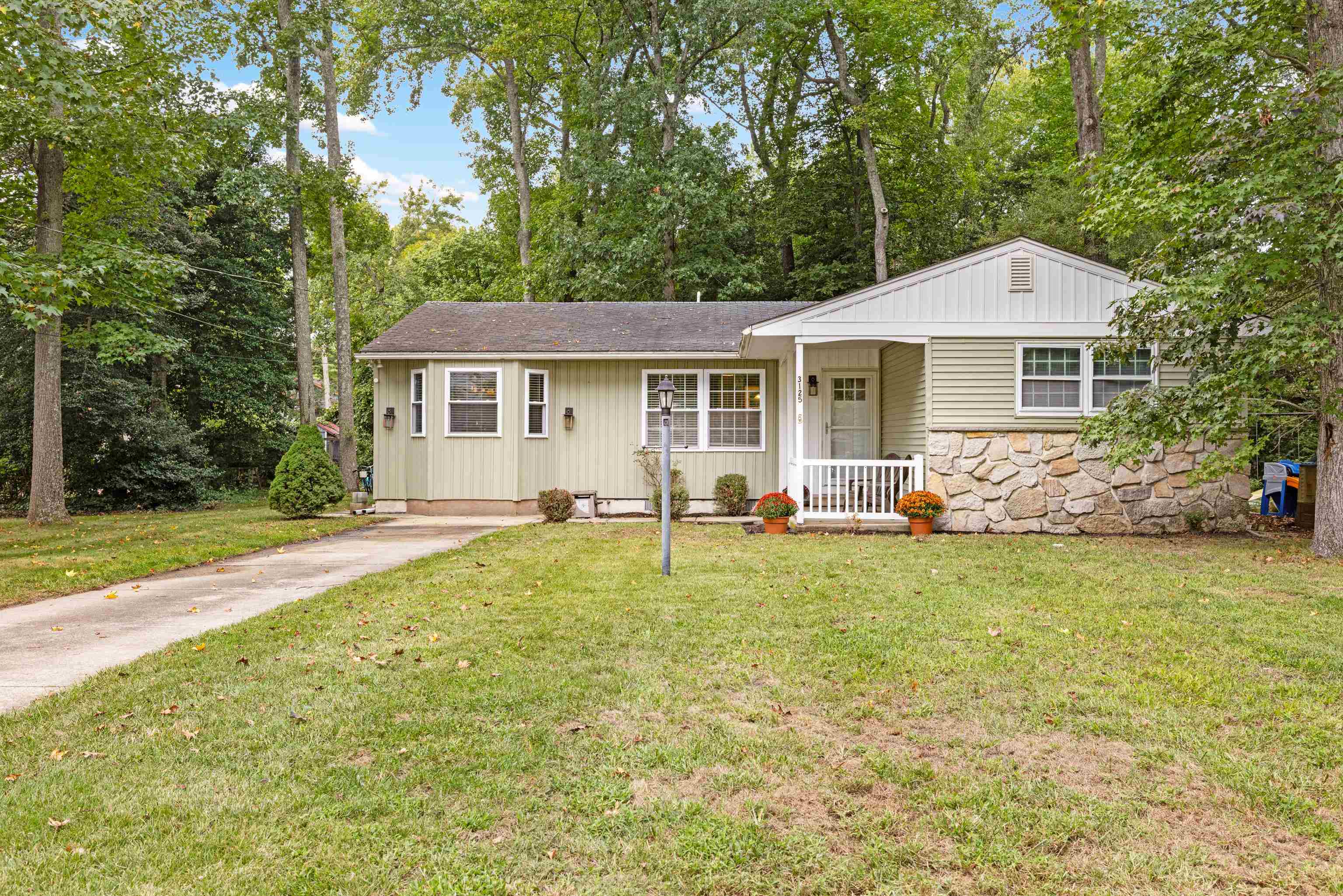 3125 Hemlock Road - Picture 1