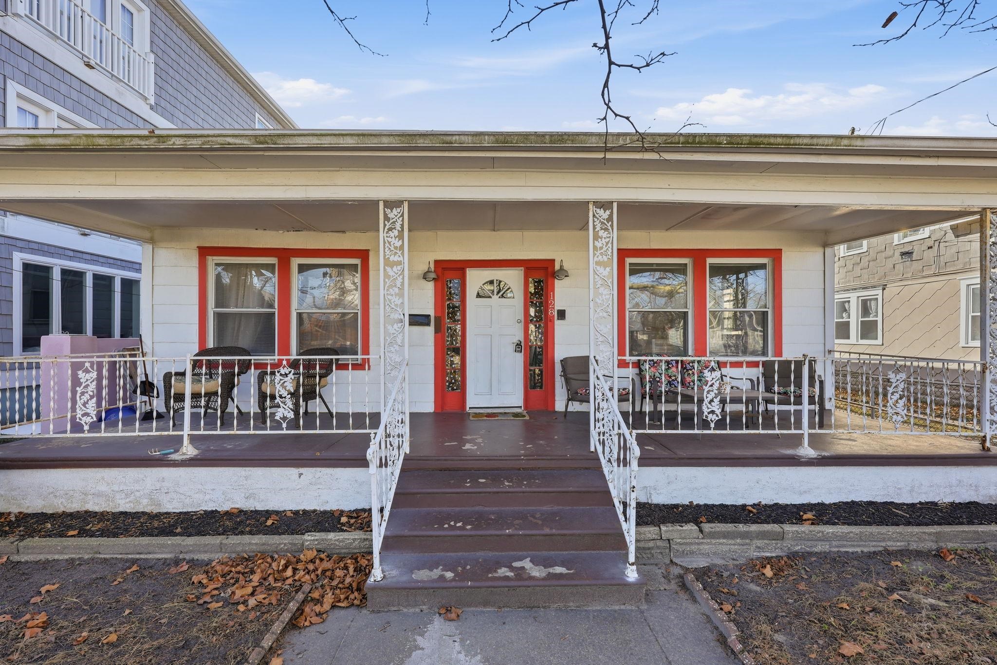 128 W Roberts Avenue