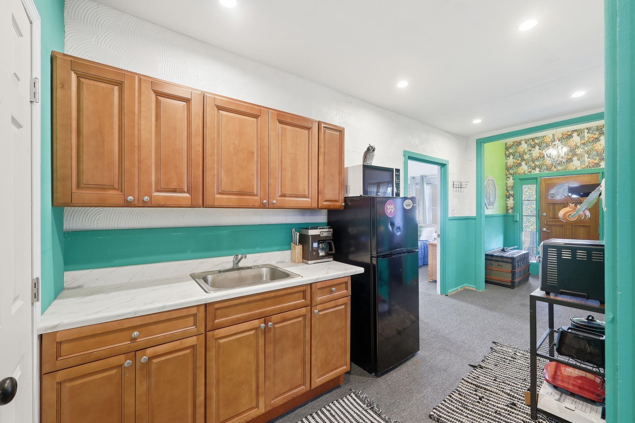 128 W Roberts Avenue