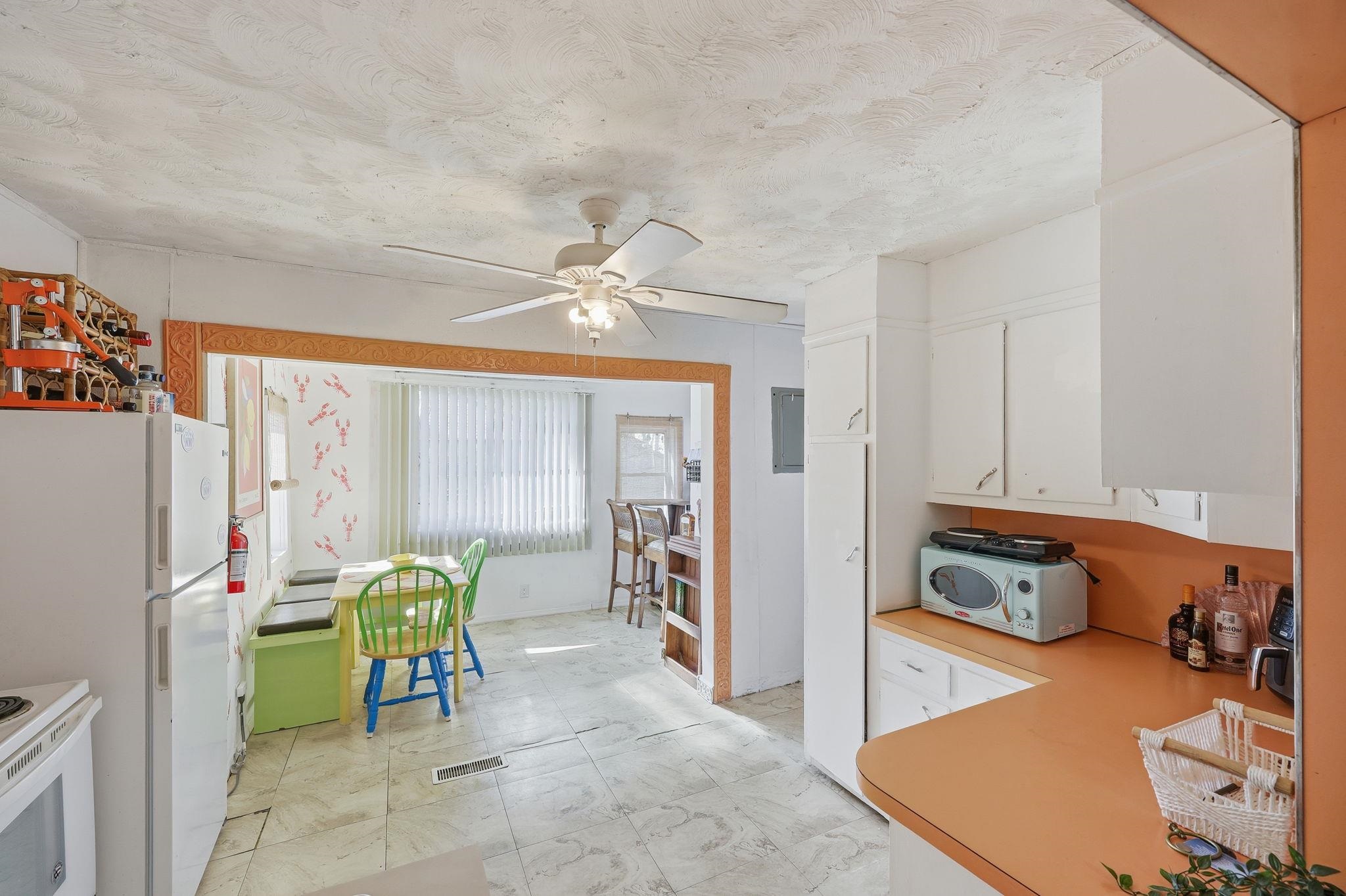 128 W Roberts Avenue