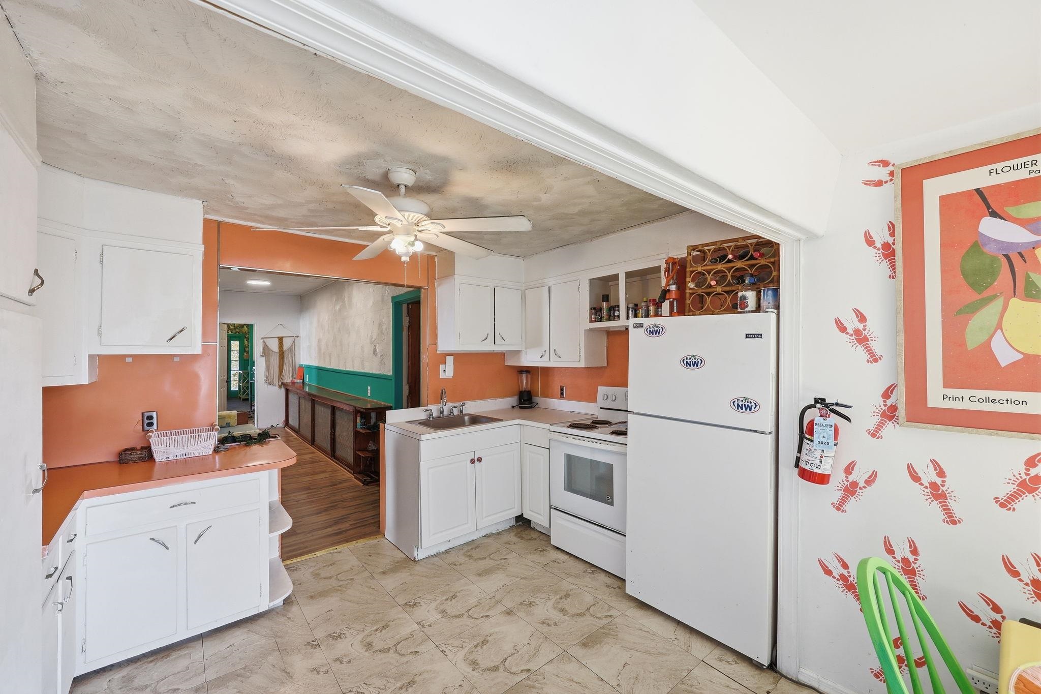 128 W Roberts Avenue