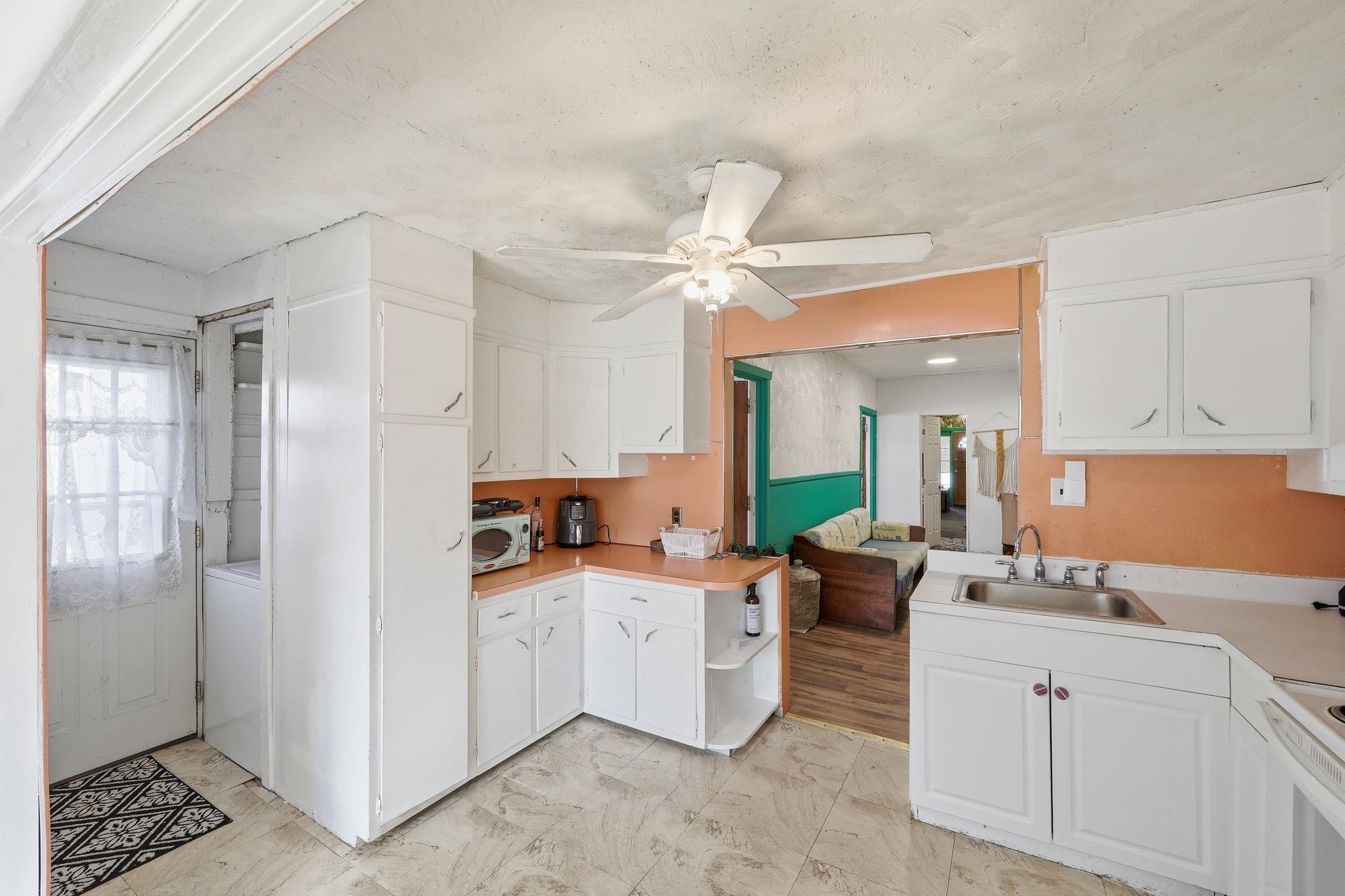 128 W Roberts Avenue