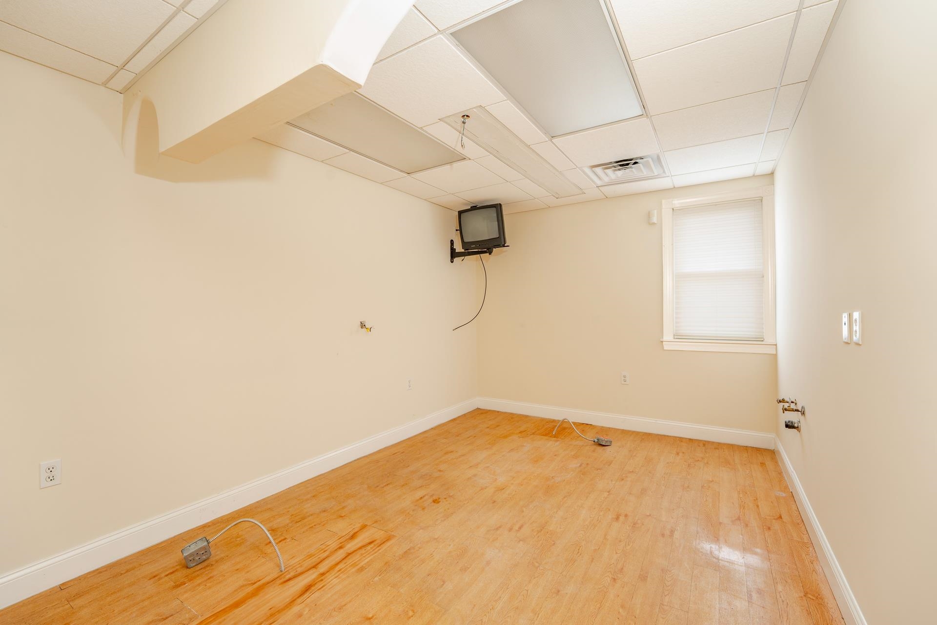 98 New Road - Picture 32