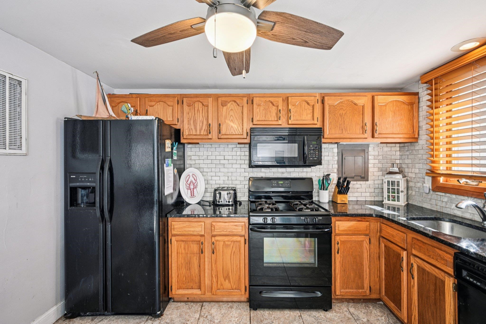 318 E Hollywood - Picture 11