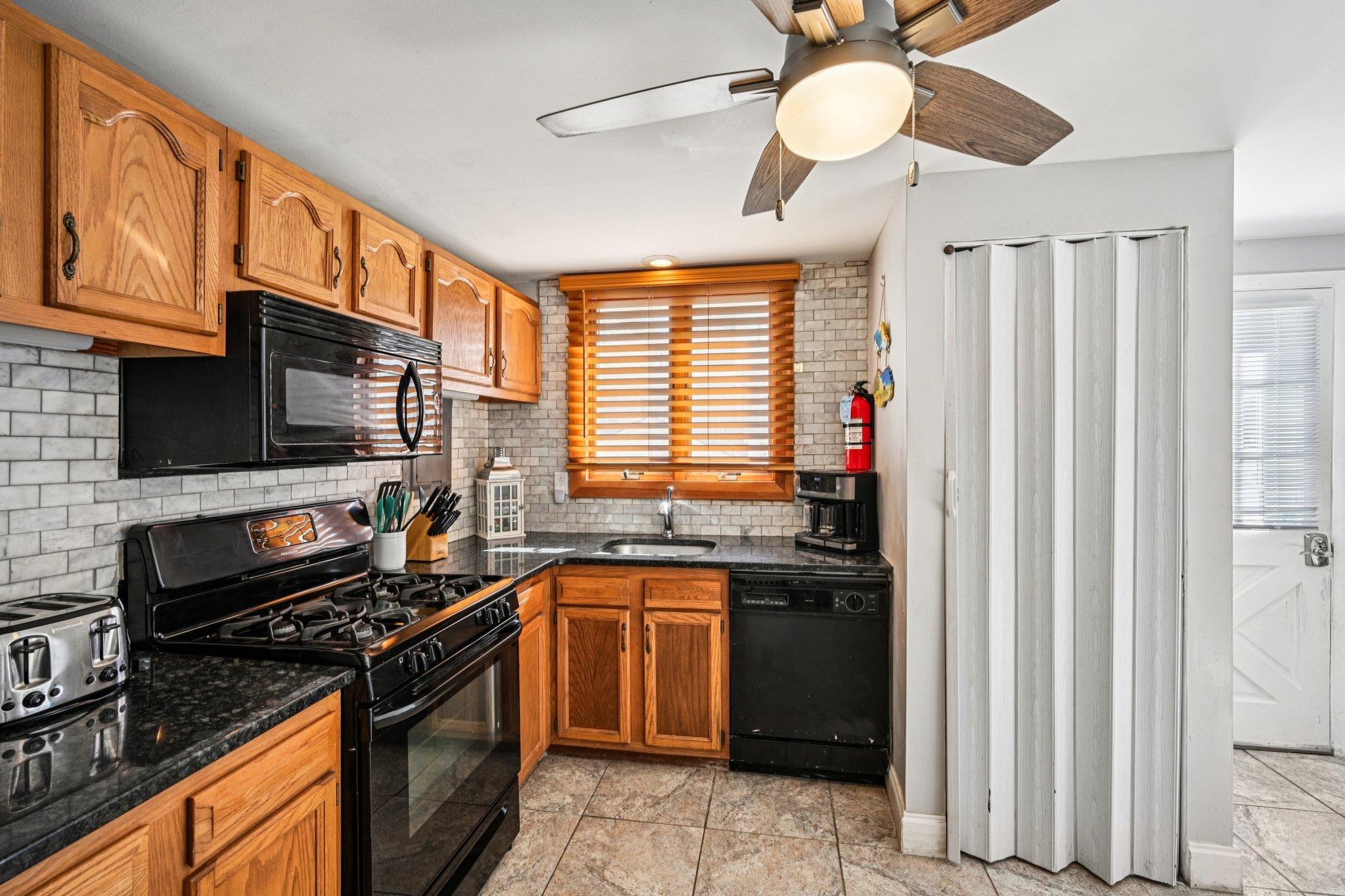 318 E Hollywood - Picture 12