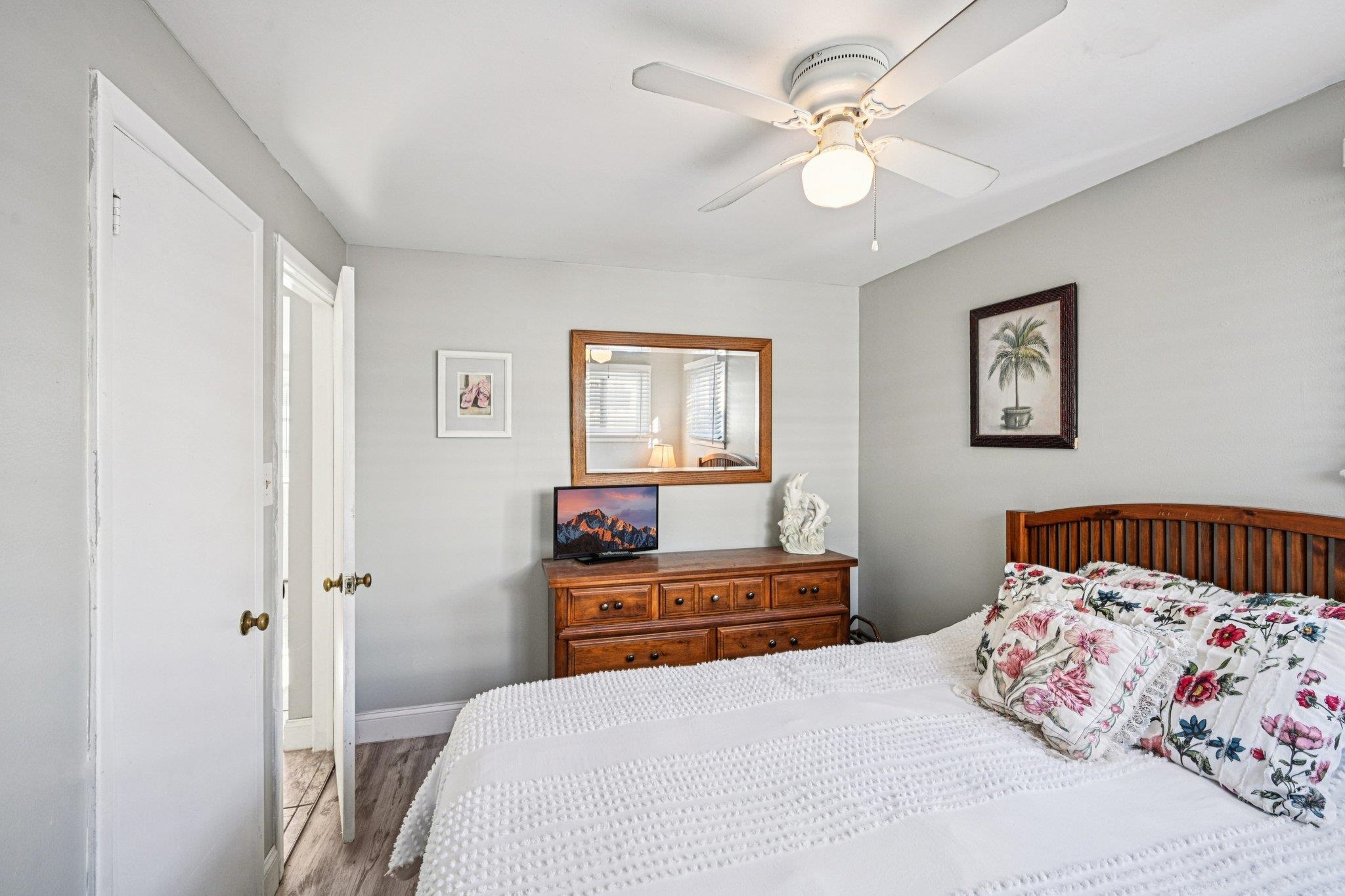 318 E Hollywood - Picture 16