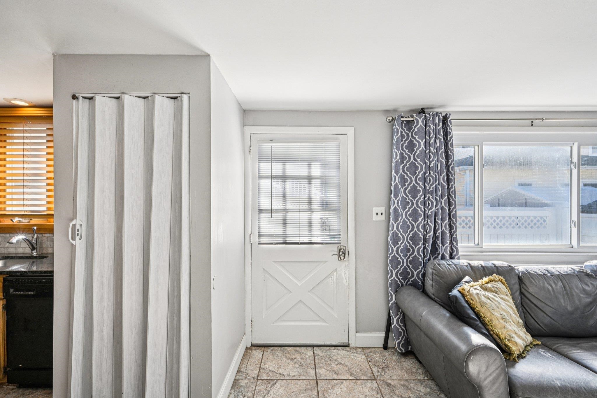 318 E Hollywood - Picture 3