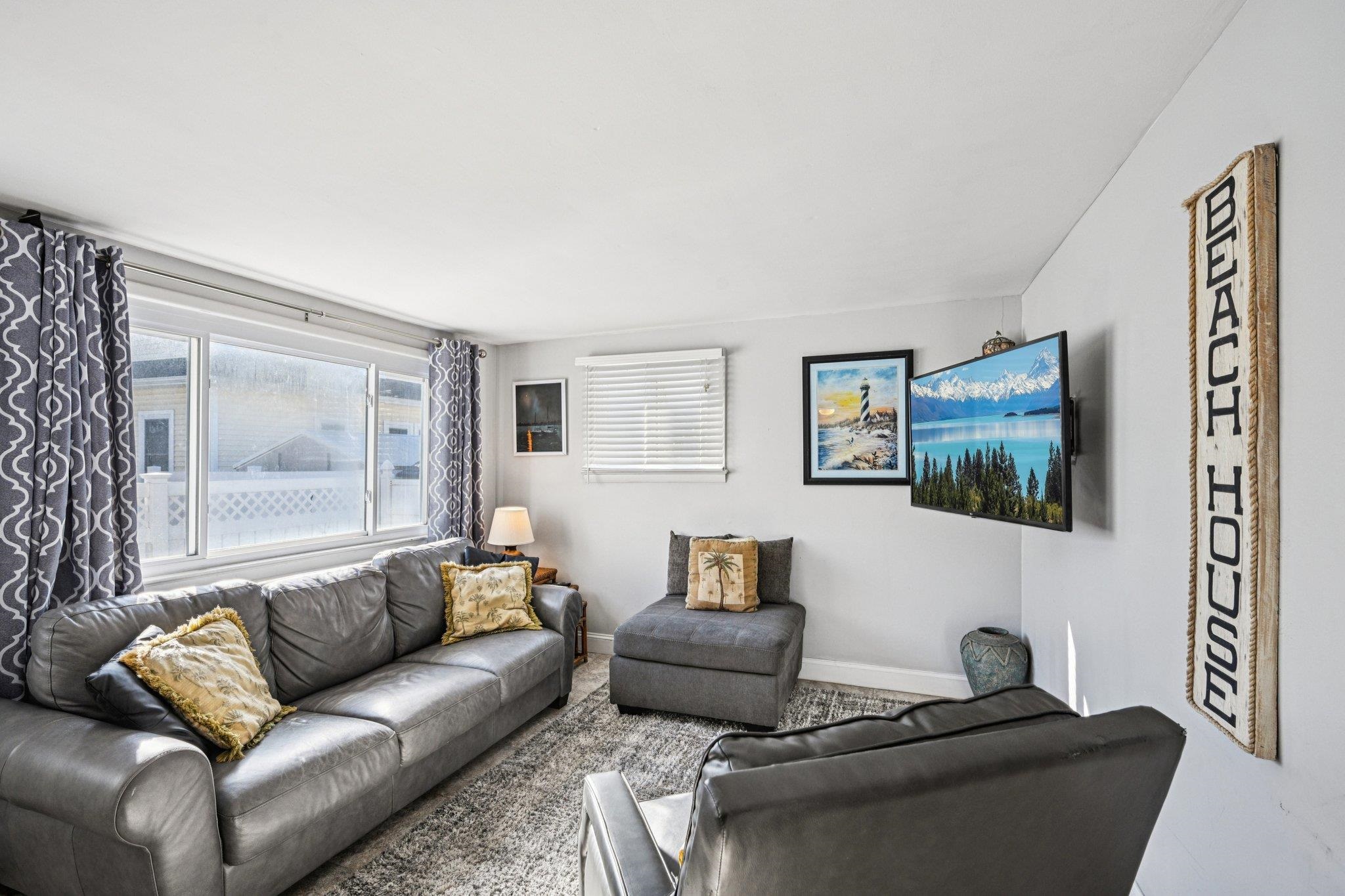 318 E Hollywood - Picture 4