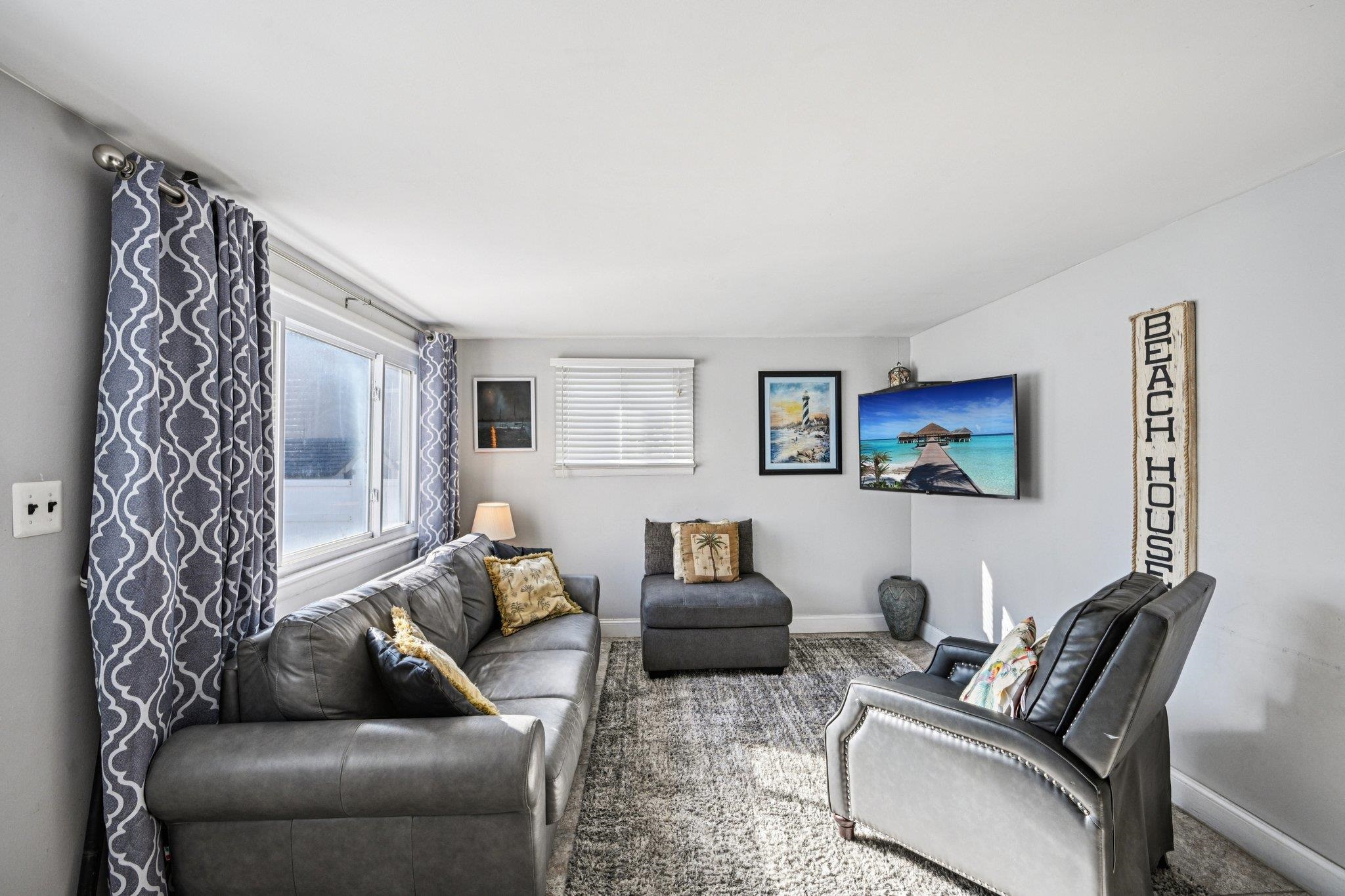 318 E Hollywood - Picture 5