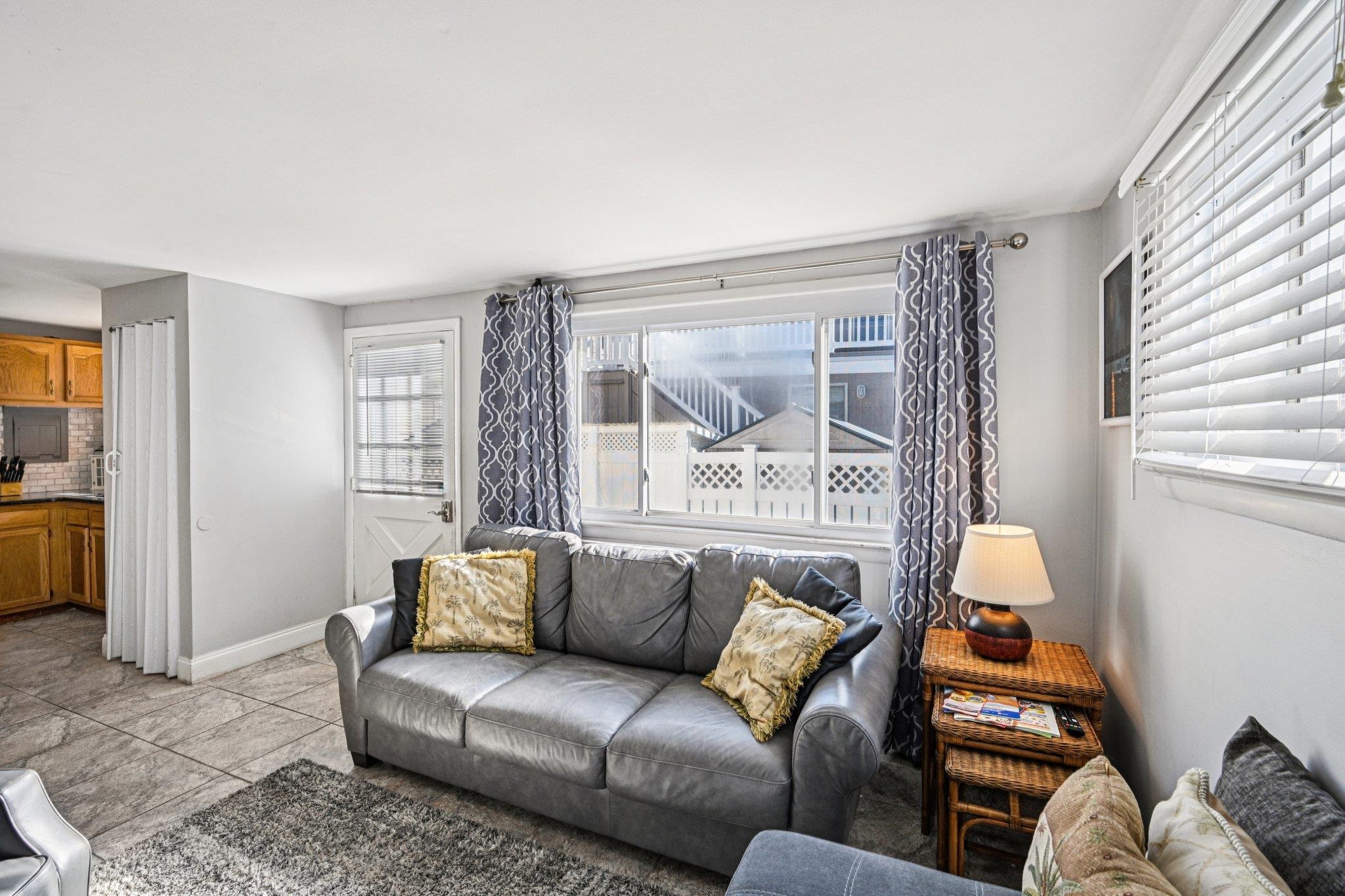 318 E Hollywood - Picture 6