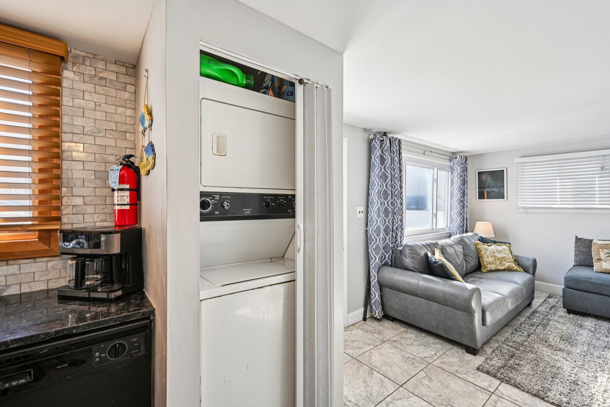 318 E Hollywood - Picture 8