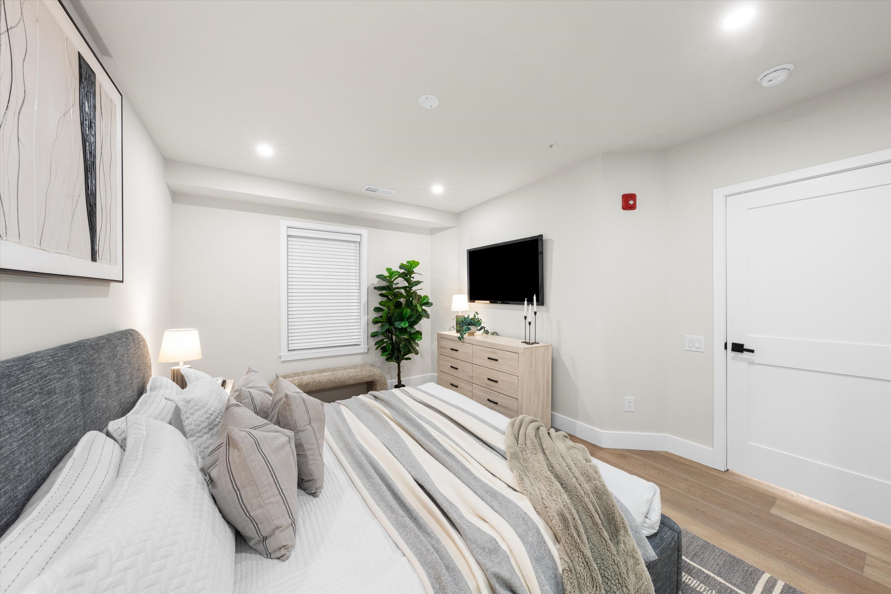 323 E Oak Avenue - Picture 32