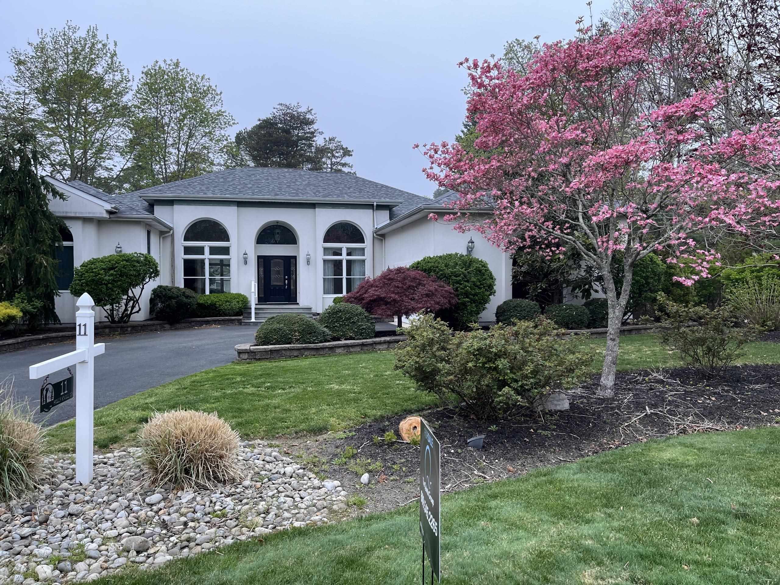 11 Holly Knoll Drive - Picture 1