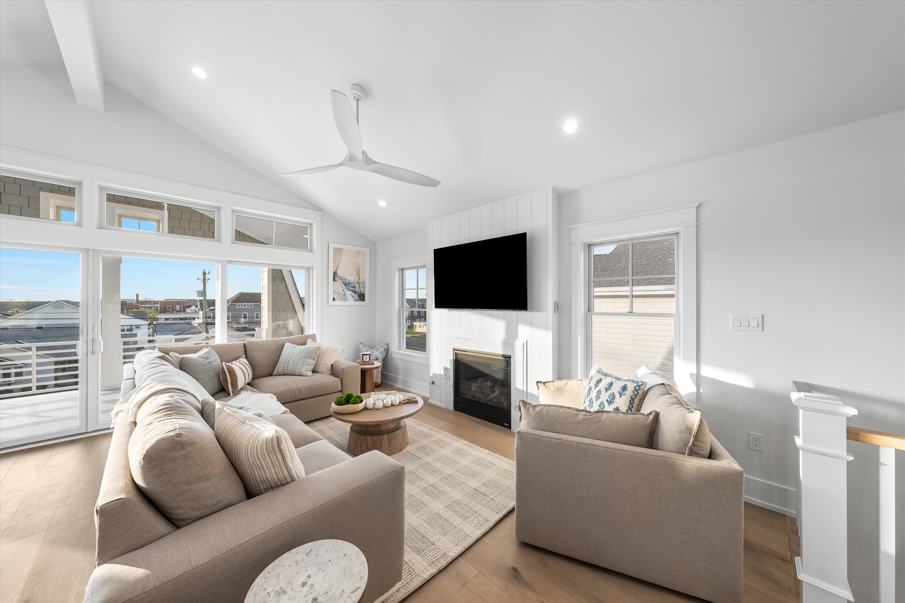 911 Surf Avenue - Picture 18