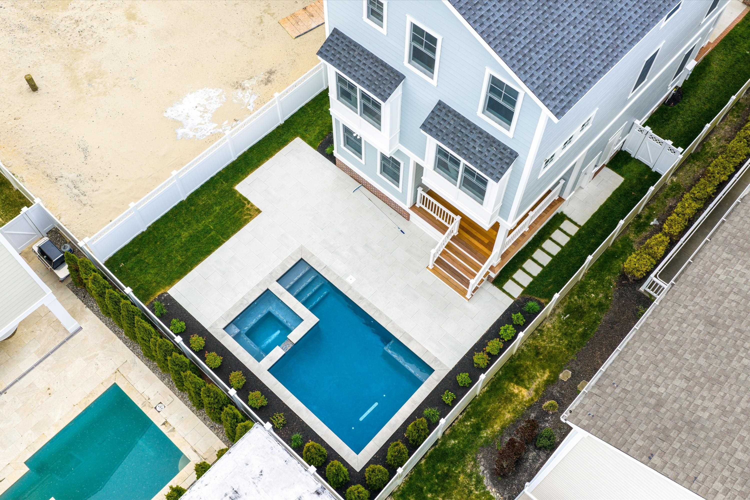 911 Surf Avenue - Picture 3