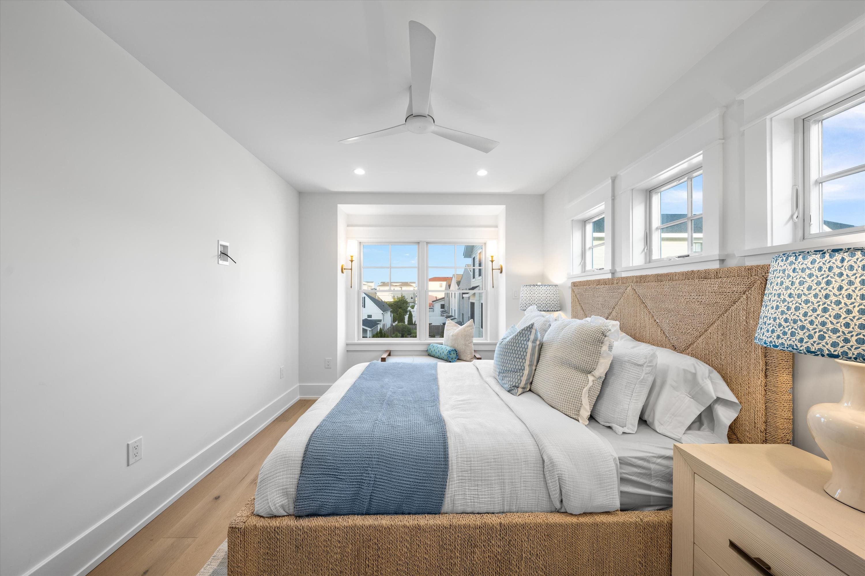 911 Surf Avenue - Picture 33