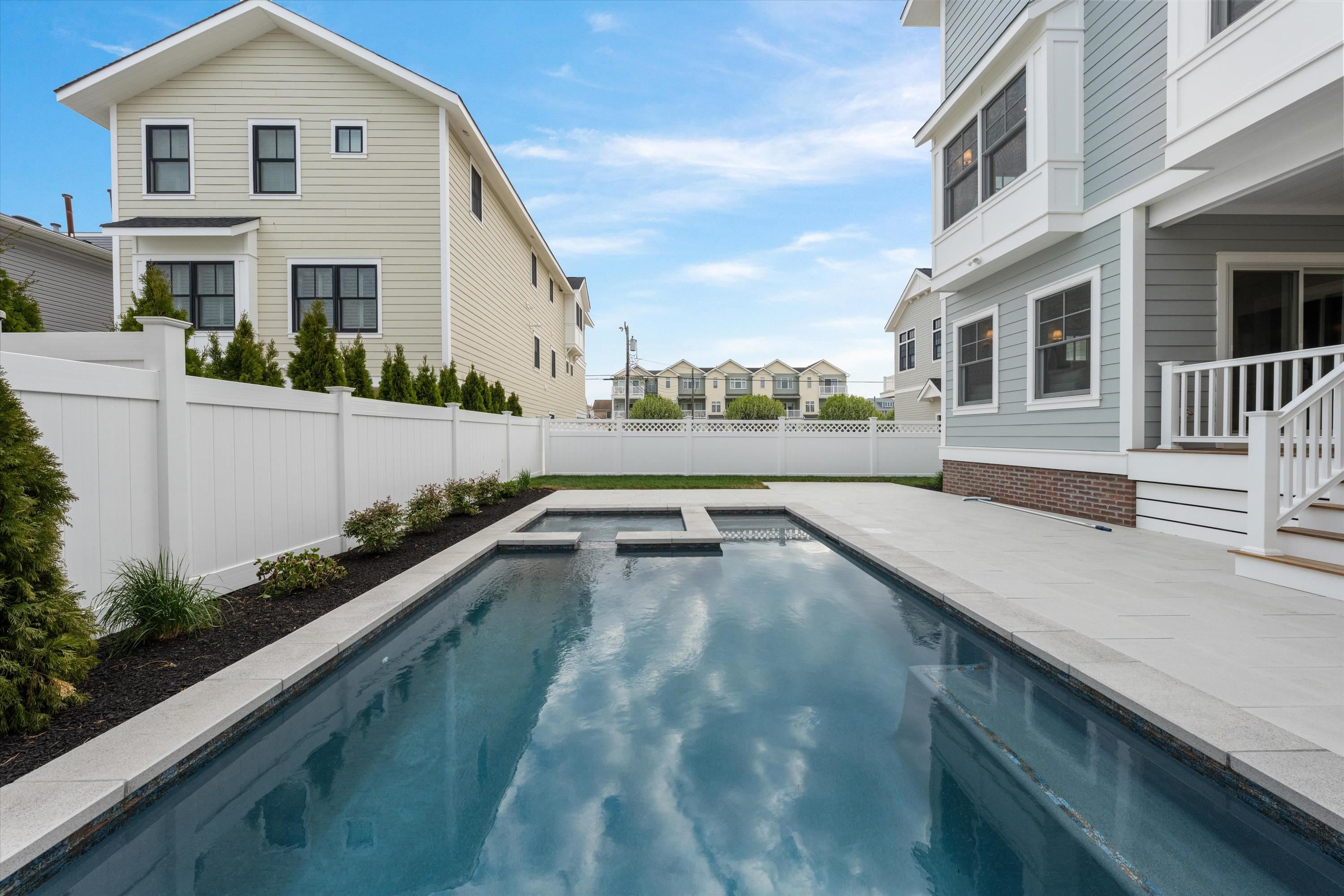 911 Surf Avenue - Picture 4