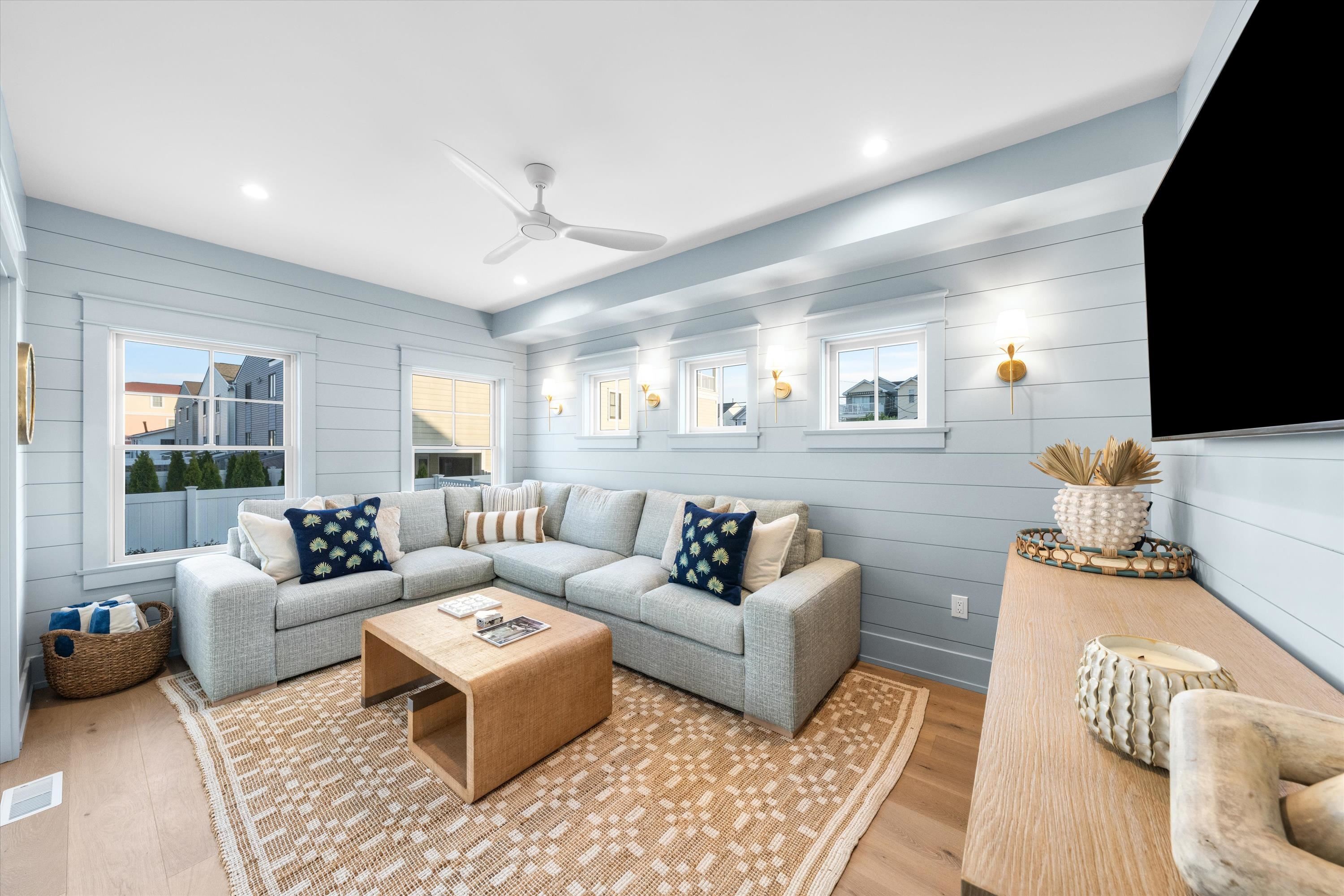 911 Surf Avenue - Picture 8