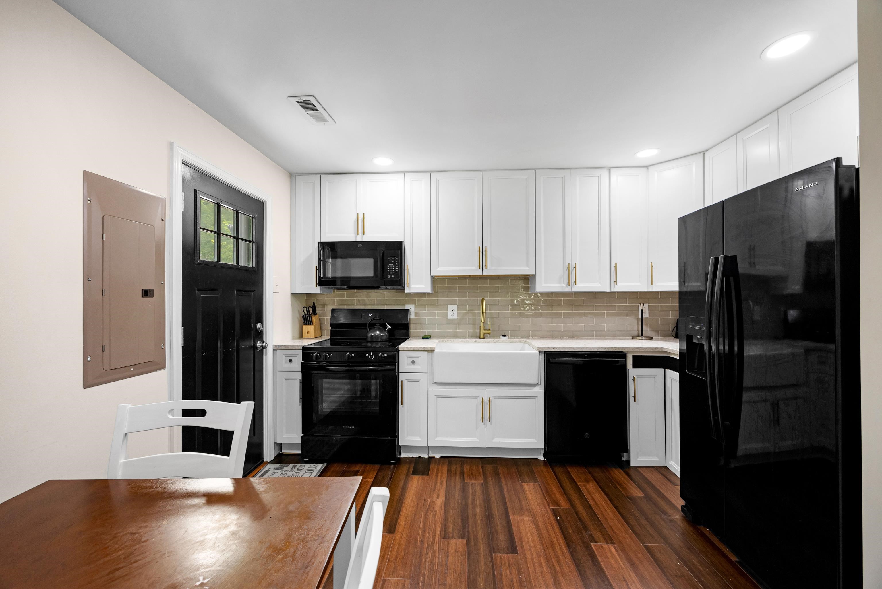 98 Indian Trail Road - Picture 5