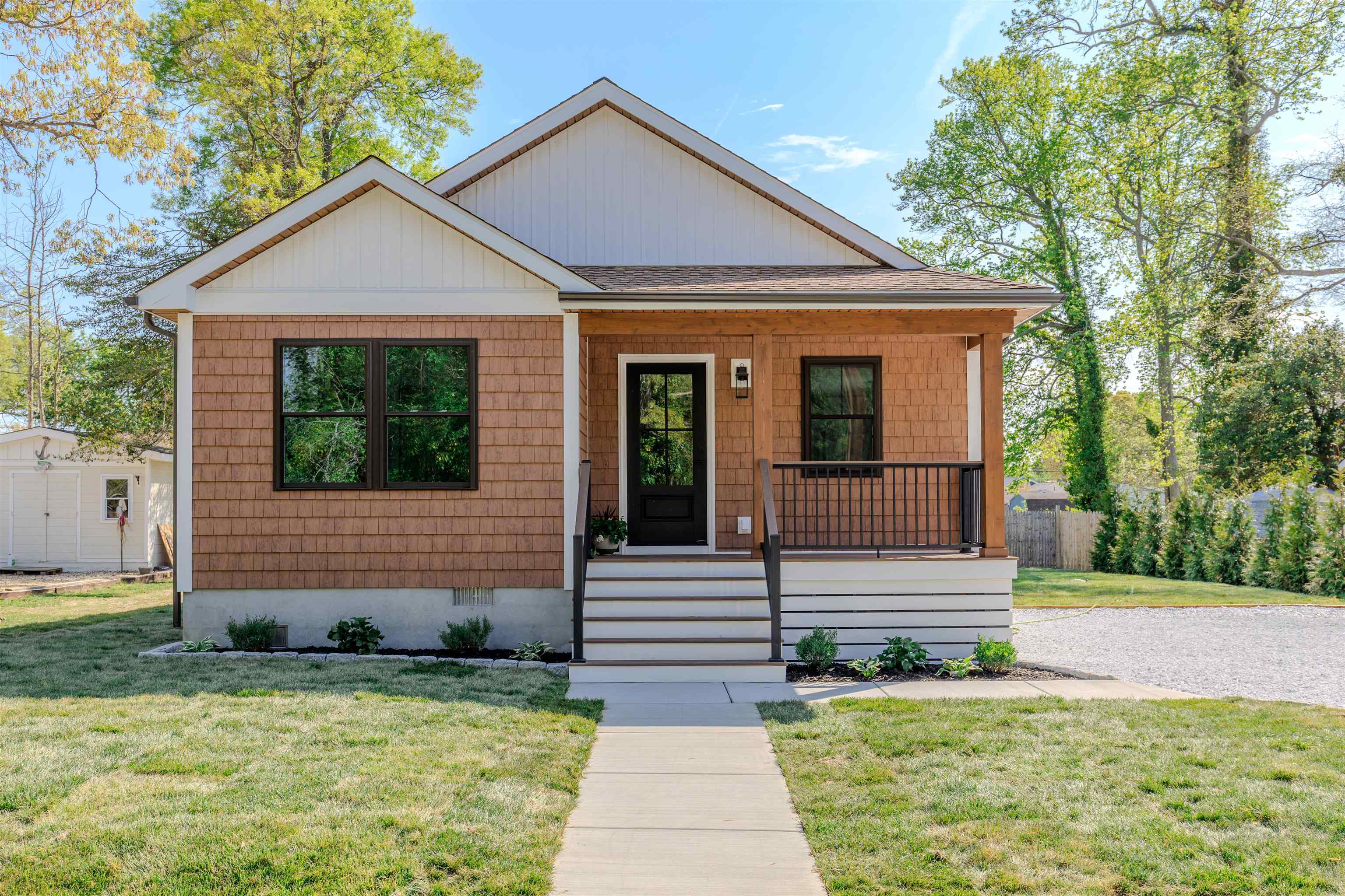 702 E Tampa Avenue - Villas