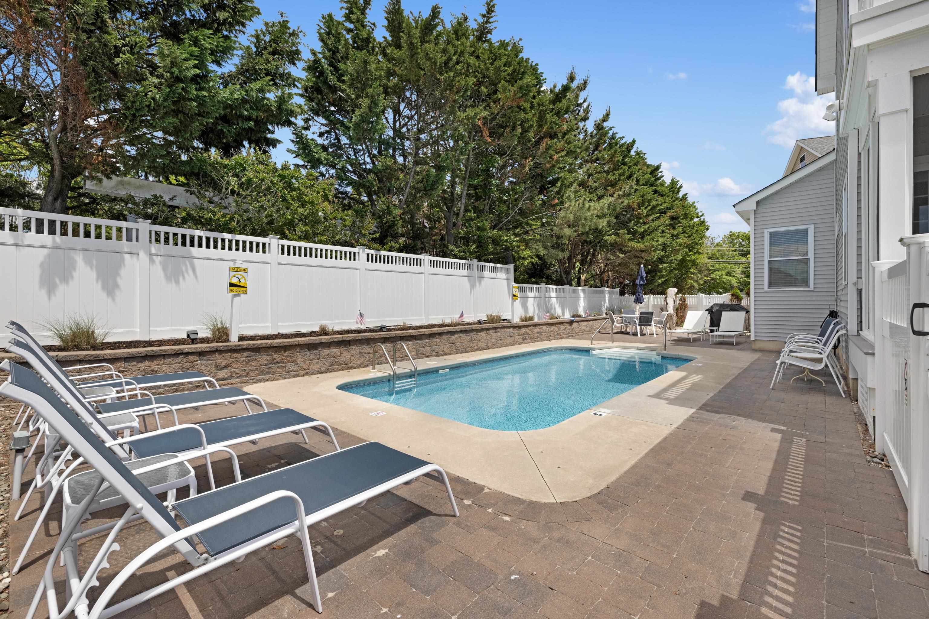 511 Village Road - Picture 43
