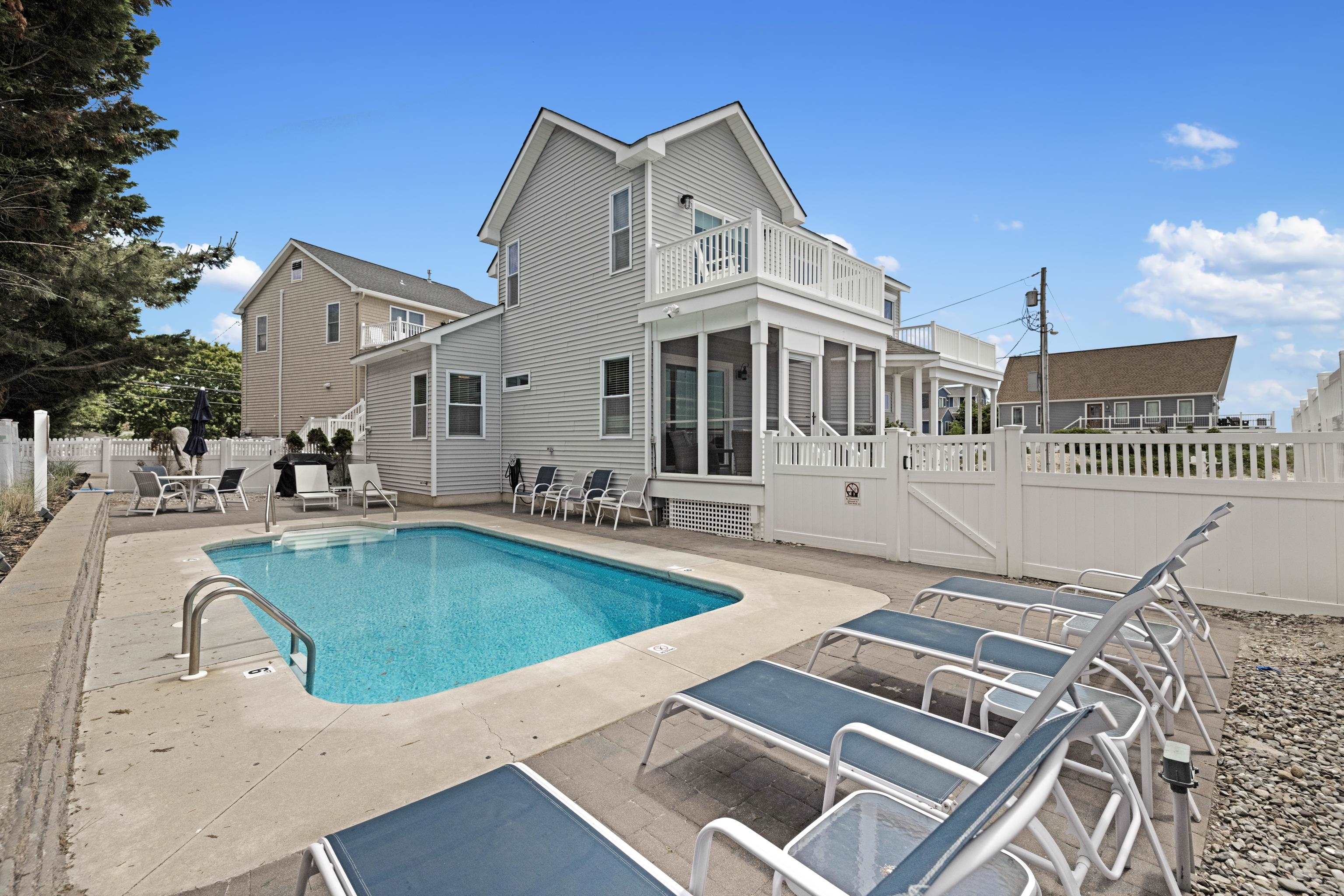 511 Village Road - Picture 44