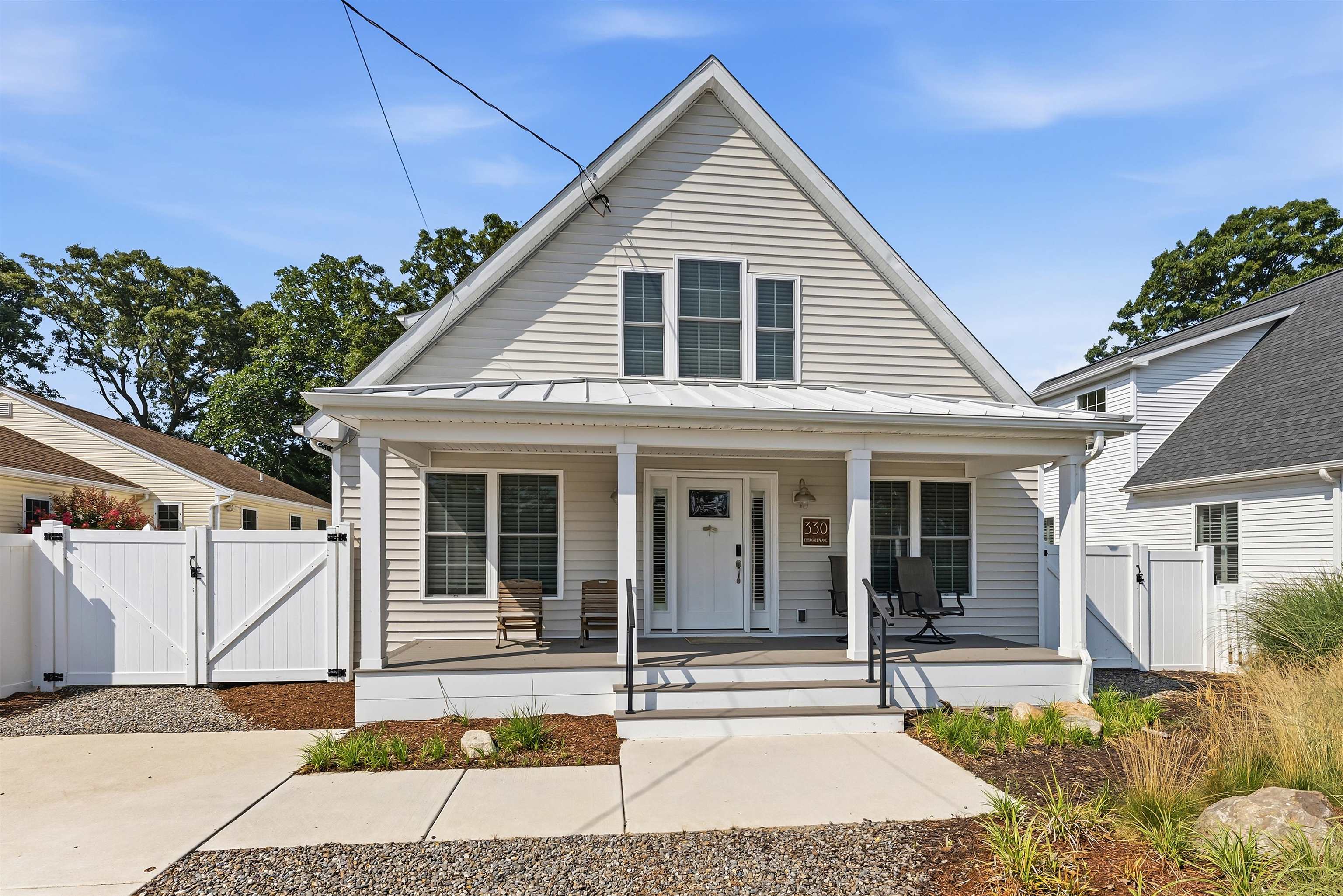  330 Evergreen Avenue - Villas