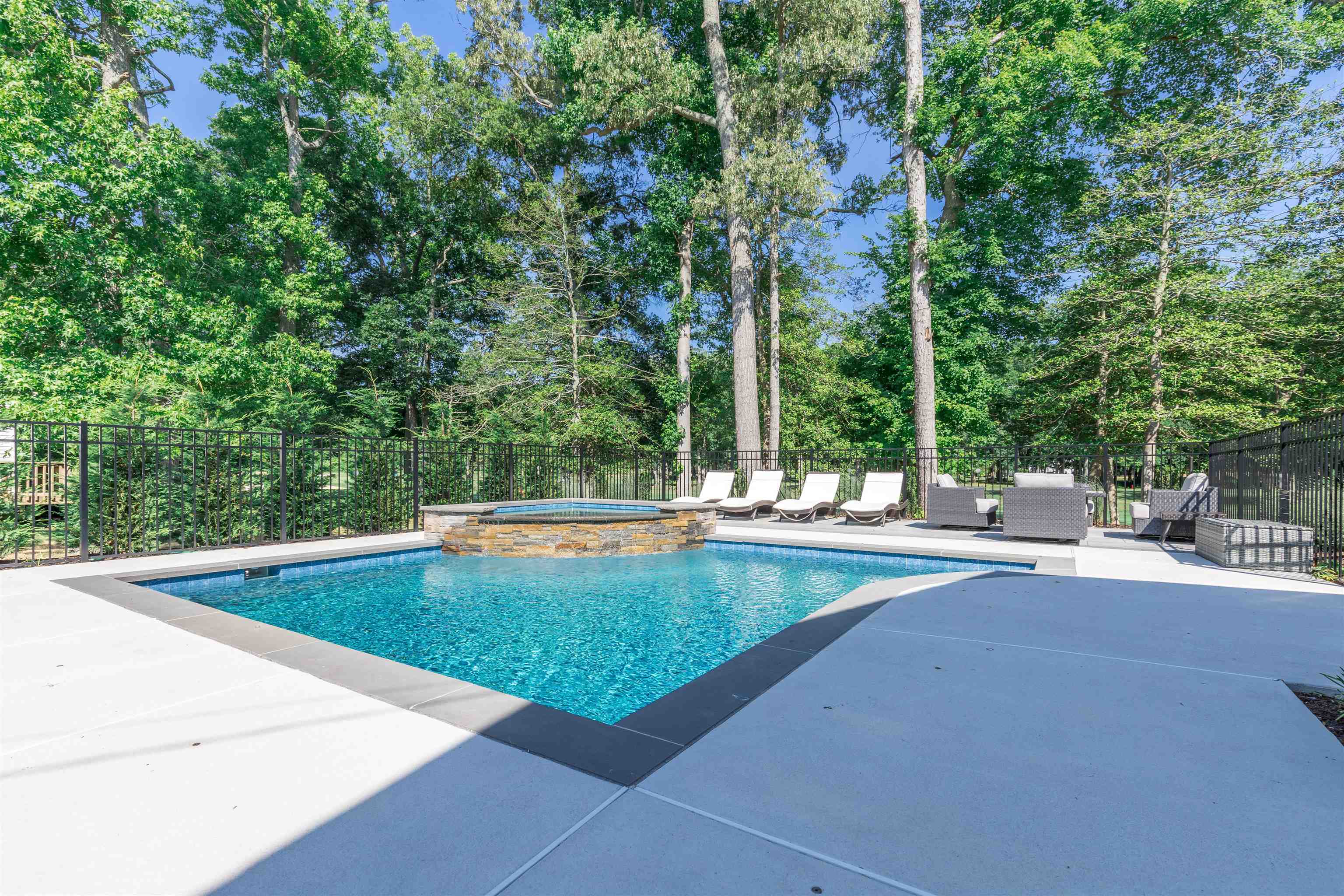 1152 Golf Club Road - Picture 1