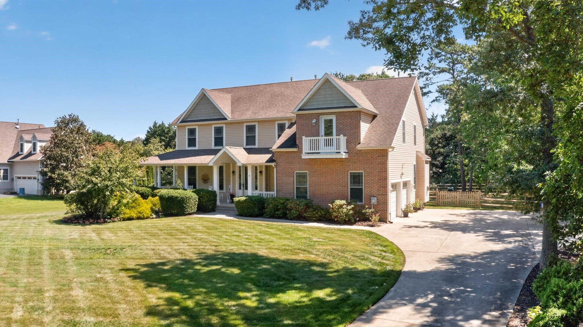 8 Galloping Way