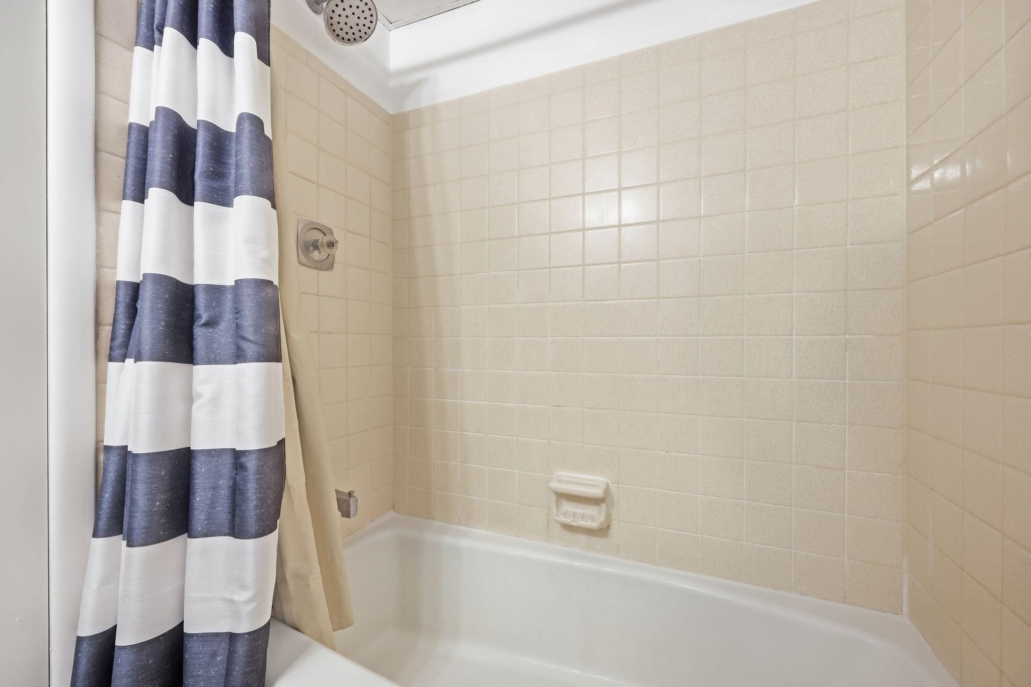 313 E Glenwood Avenue - Picture 11