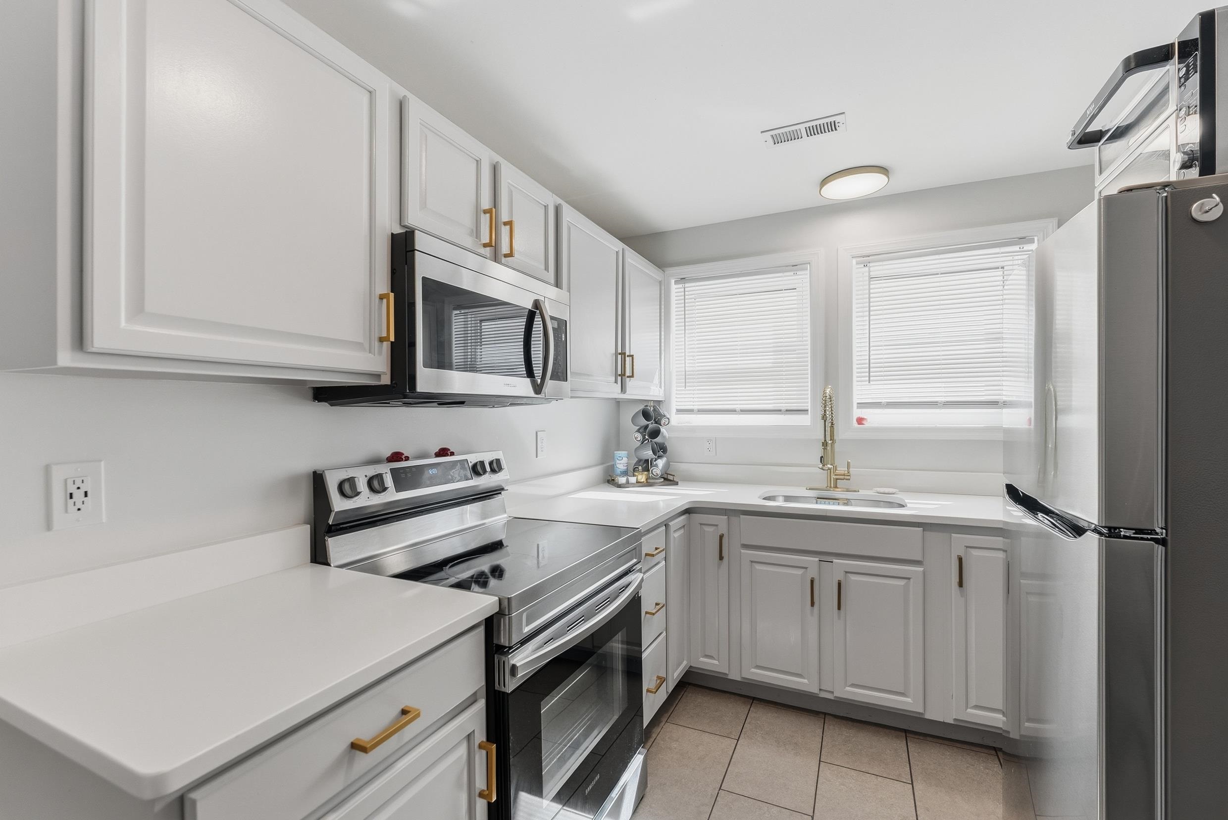 138 E Youngs Avenue - Picture 2