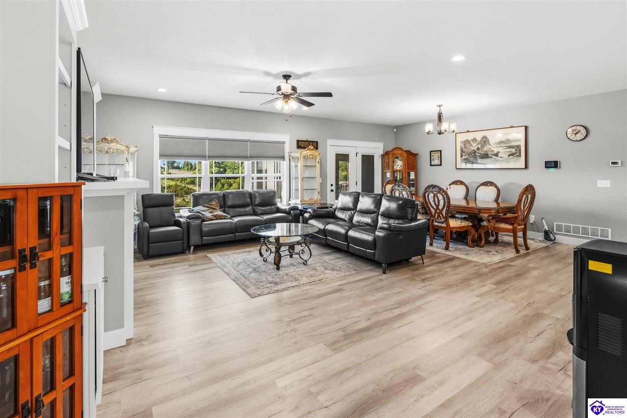 132 Carriage Hills Lane Elizabethtown, KY 42701 #4