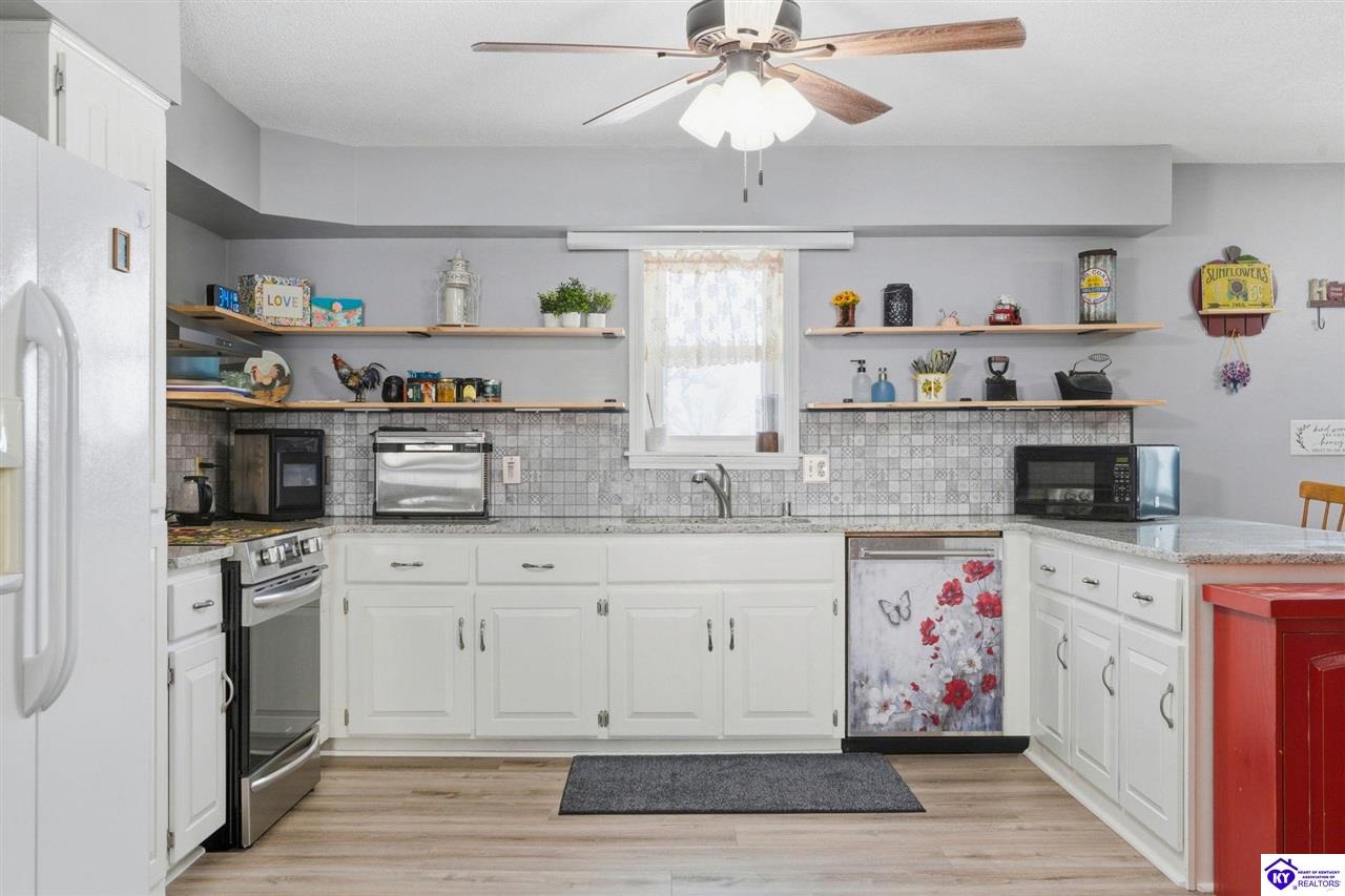 82 N Sunset Avenue Cecilia, KY 42724 #3
