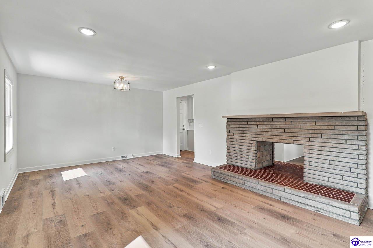 386 S Deepwood Drive Radcliff, KY 40160 #3