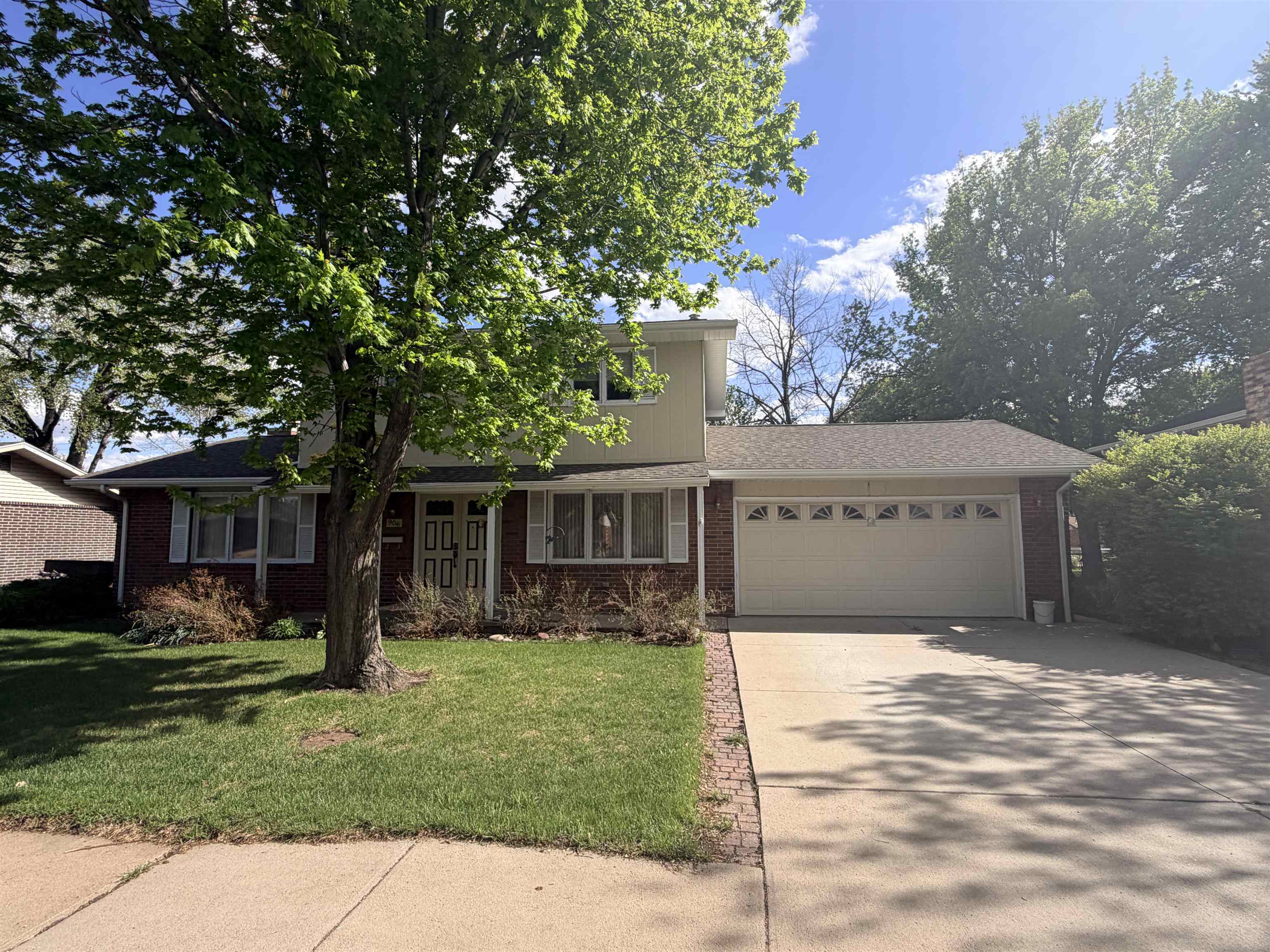 906 W Philip Avenue